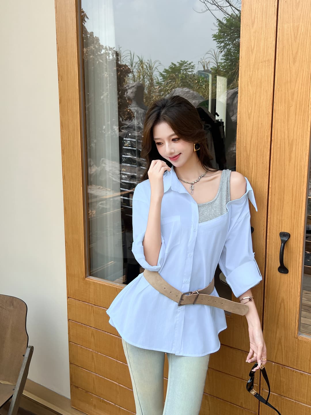 실사 정가 섹시함 오프숄더 페이크 레이어드 패치워크 루즈핏 여성 셔츠 디자인 센스 작은 대중 다용도 불규칙 셔츠 이미지 4