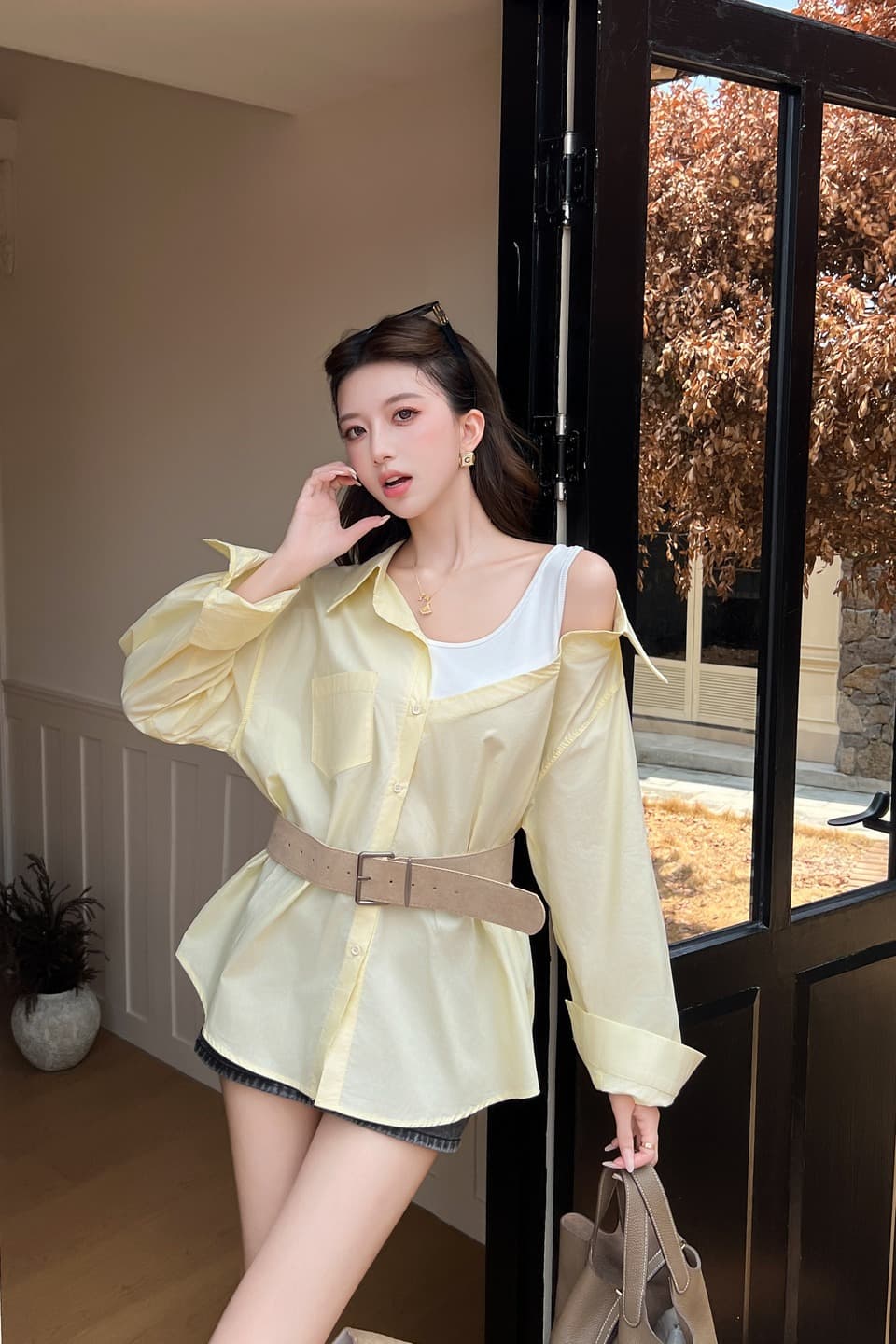 실사 정가 섹시함 오프숄더 페이크 레이어드 패치워크 루즈핏 여성 셔츠 디자인 센스 작은 대중 다용도 불규칙 셔츠 이미지 7