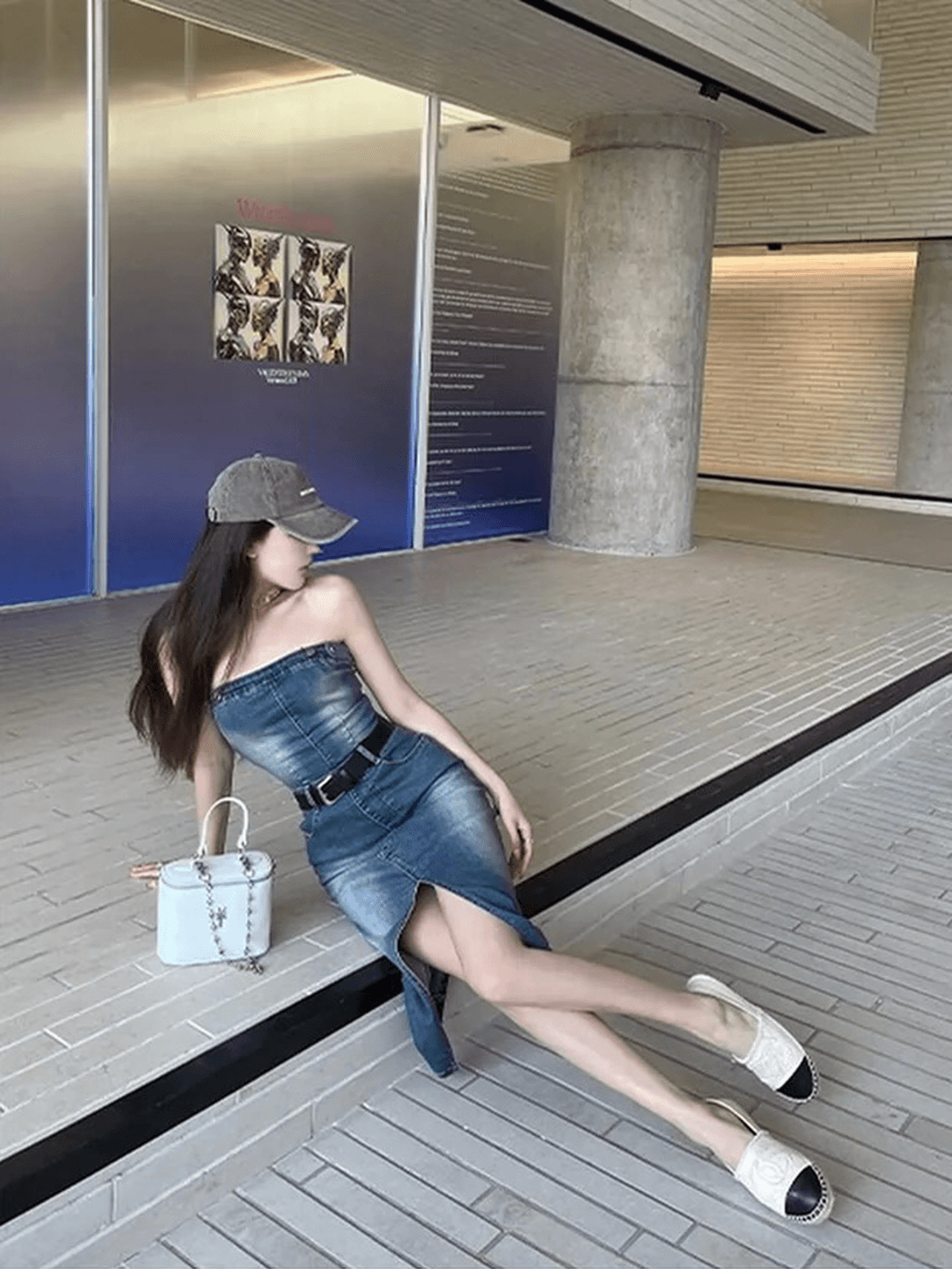 핫걸 섹시함 오프숄더 튜브탑 데님 여성 드레스 고급 센스 품격 허리 수축 슬림해 보이는 트임 타이트 스커트 치마 이미지 3
