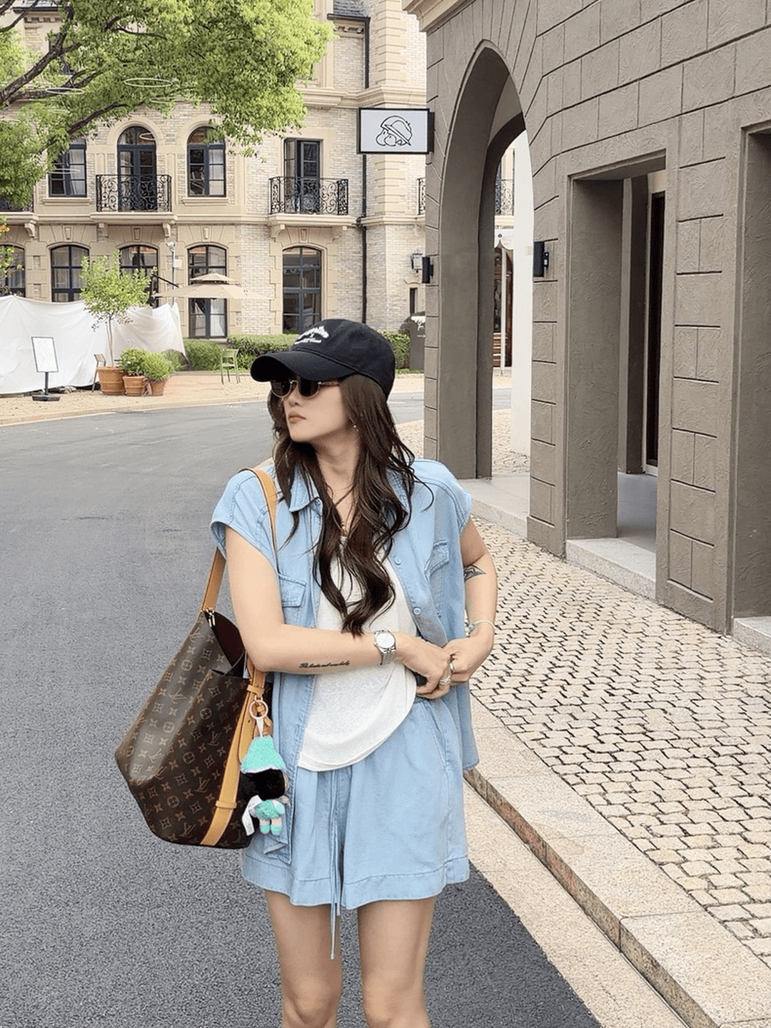 실사 정가 얼음 블루 데님 캐주얼 세트 여성 느긋한 민소매 셔츠 넓은 다리가 짧다. 바지 허리 수축 슬림해 보이는 투피스 세트 이미지 3