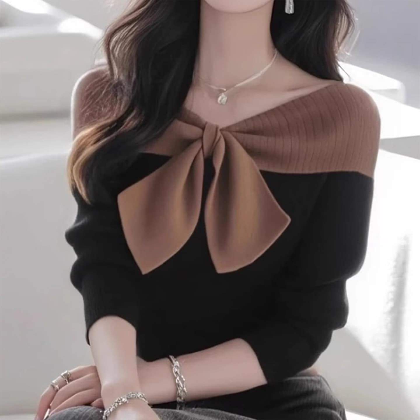 한 부서 여성 의류 고유 한 나비 매듭 빅 사이즈 부드러운 니트 맨위 검정색 배색 다용도 오프숄더 긴팔 스웨터 이미지 5