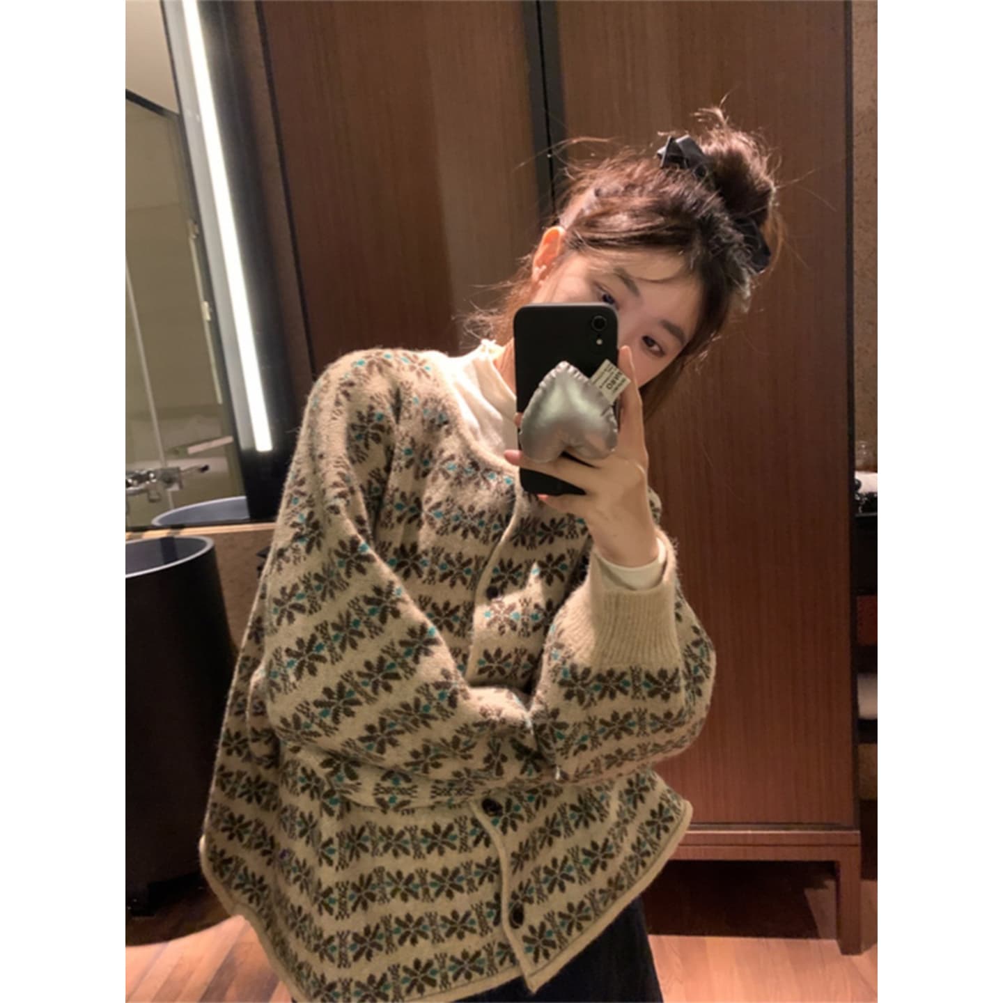 가을 겨울 레트로 센 부서 2026 새로운 루즈핏 패션 다용도 꽃 라운드 넥 싱글 줄 버튼 작은 대중 긴팔 스웨터 여자