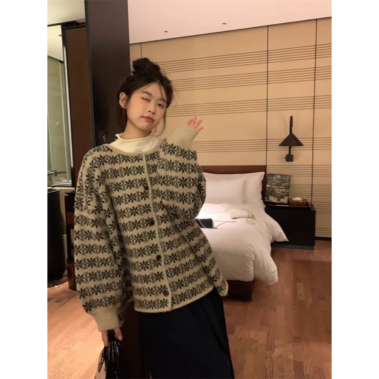 가을 겨울 레트로 센 부서 2026 새로운 루즈핏 패션 다용도 꽃 라운드 넥 싱글 줄 버튼 작은 대중 긴팔 스웨터 여자 이미지 2