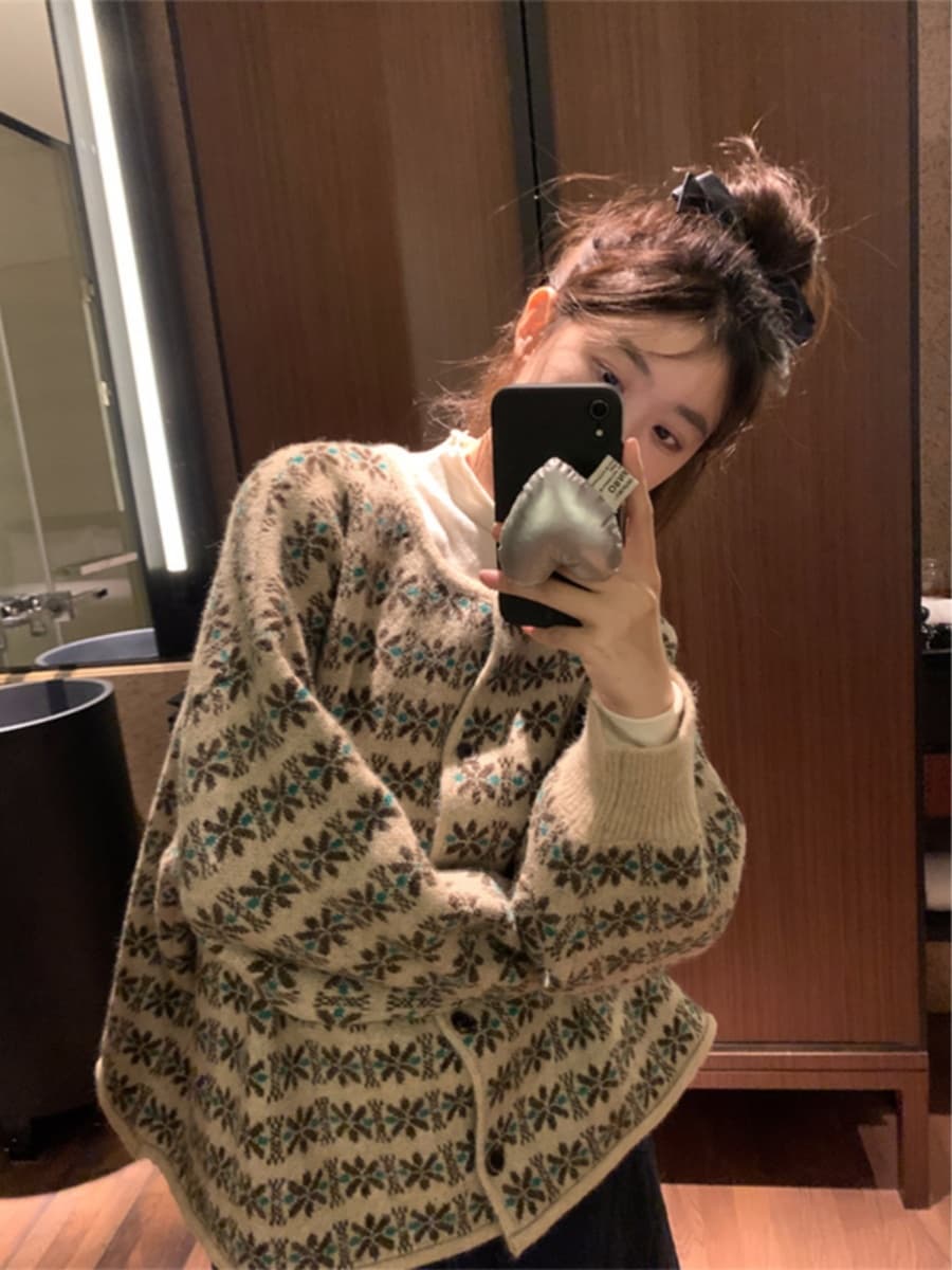 가을 겨울 레트로 센 부서 2026 새로운 루즈핏 패션 다용도 꽃 라운드 넥 싱글 줄 버튼 작은 대중 긴팔 스웨터 여자 상세 이미지 2