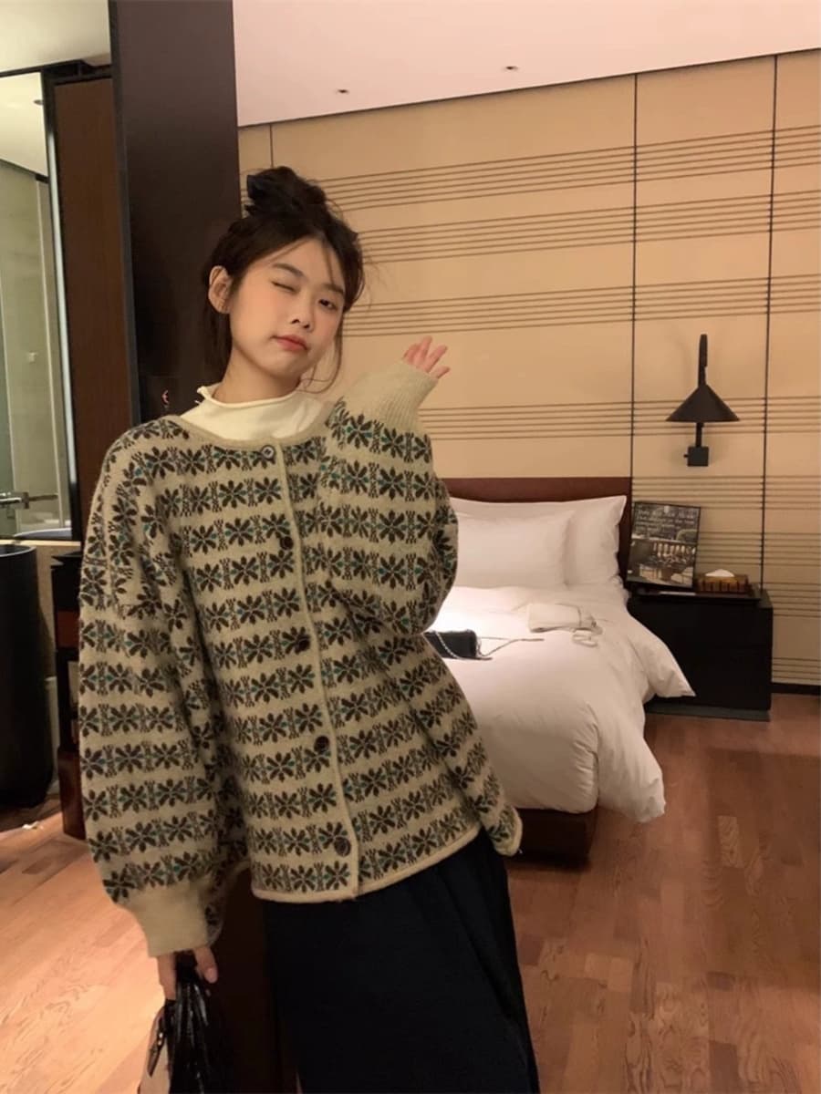 가을 겨울 레트로 센 부서 2026 새로운 루즈핏 패션 다용도 꽃 라운드 넥 싱글 줄 버튼 작은 대중 긴팔 스웨터 여자 상세 이미지 10