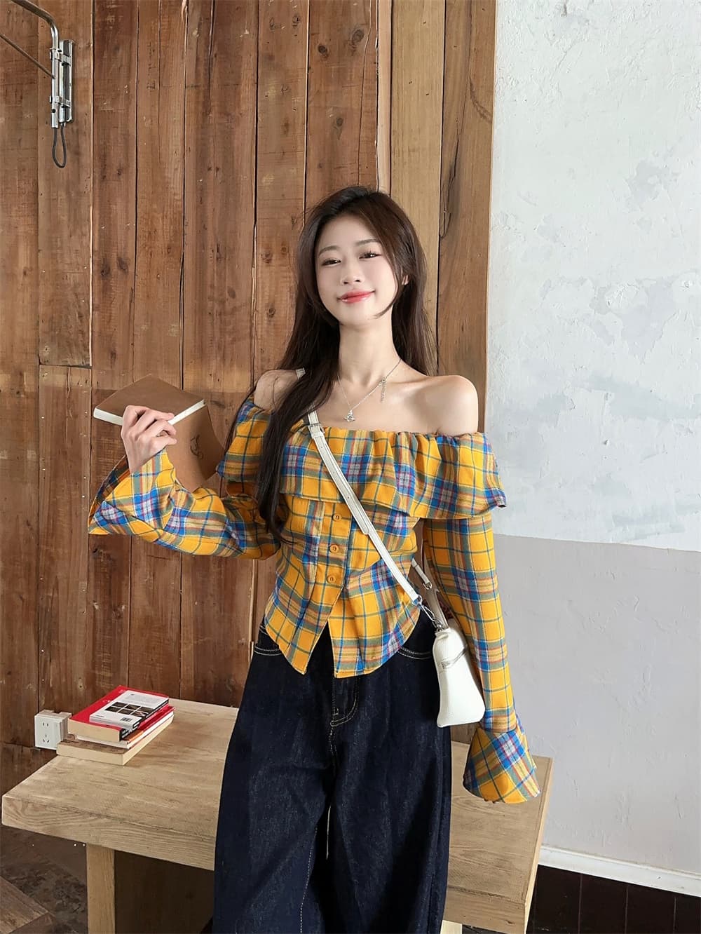 봄 빅 사이즈 여성 의류 프릴 체크무늬 셔츠 보트넥 오프숄더 나팔 소매 새로운 슬림해 보이는 쇼트 스타일 핫걸 여성 이미지 4