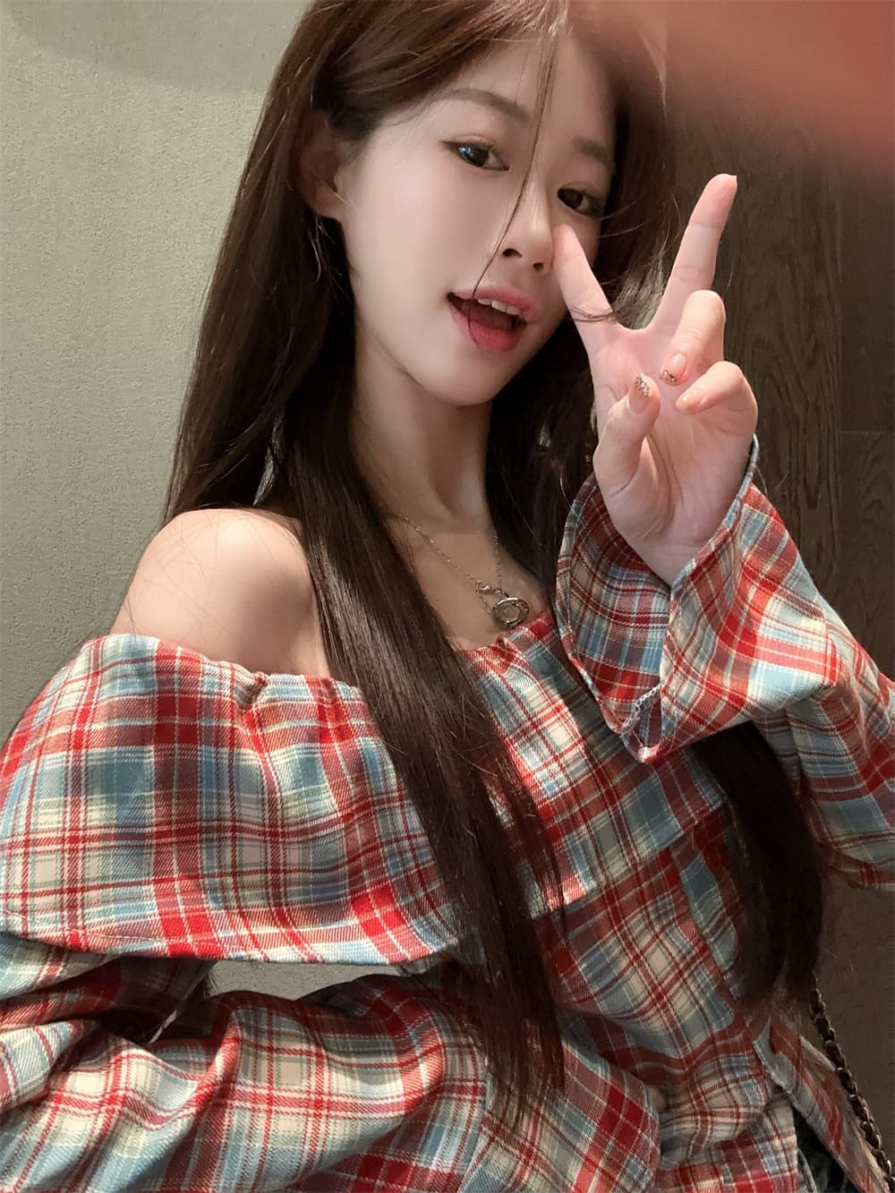가을 빅 사이즈 여성 의류 프릴 체크무늬 셔츠 보트넥 오프숄더 나팔 소매 새로운 슬림해 보이는 쇼트 스타일 핫걸 여성 이미지 3