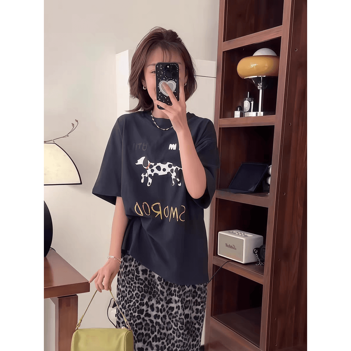 반팔 티셔츠 언더 코트 여성 인사이드 가져 가라. 고급 센스 2026 새로운 여름 루즈핏 슬림해 보이는 알파벳 프린트 셔츠 이미지 5
