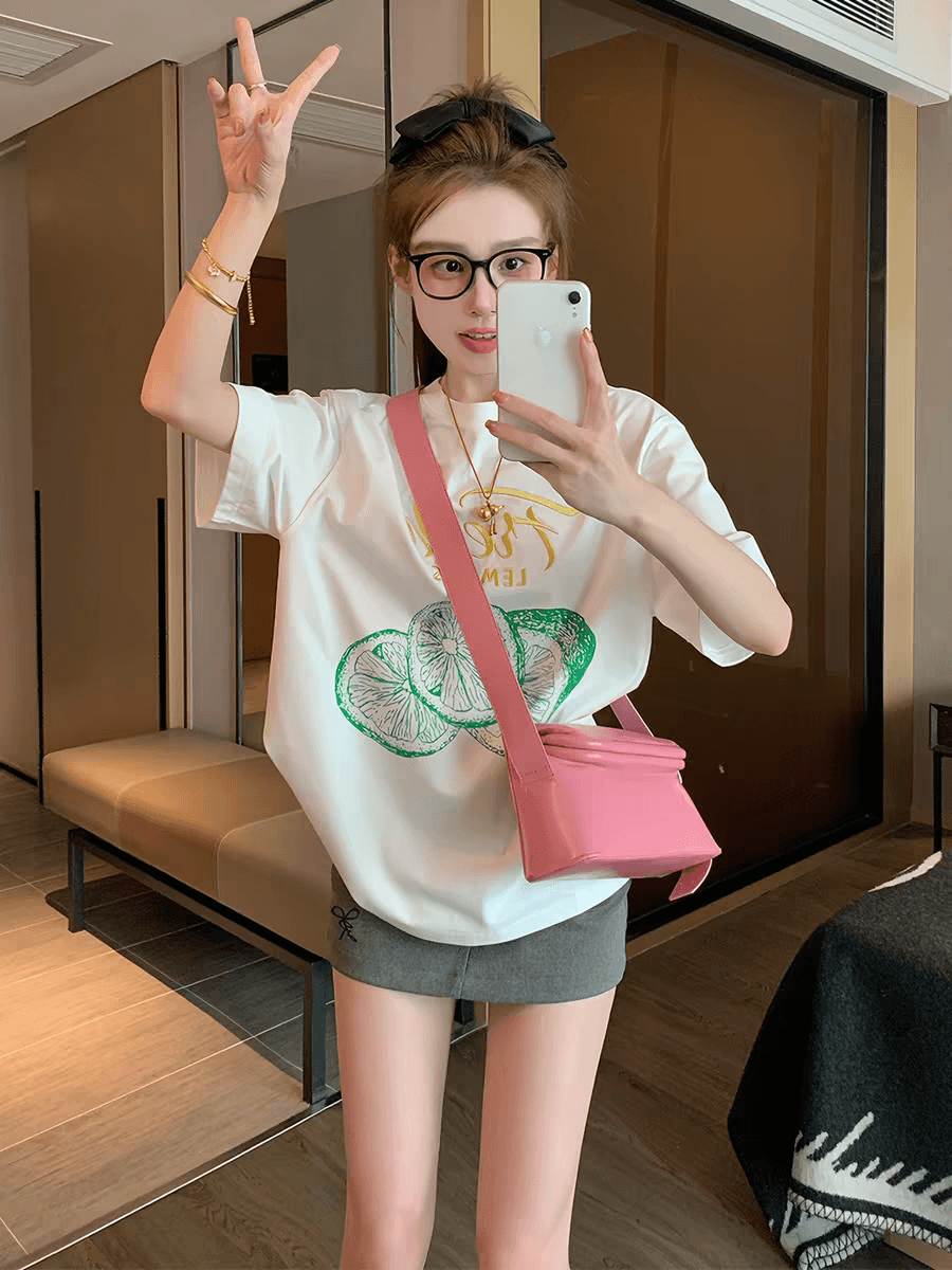 여름 반팔 티셔츠 여성 한 부서 슬림해 보이는 2026 새로운 폭발 긍정적 인 어깨 루즈핏 반소매 디자인 센스 동정 맨위