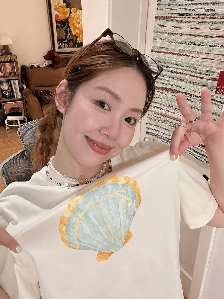 여름 반팔 티셔츠 여성 한 부서 슬림해 보이는 2026 새로운 폭발 긍정적 인 어깨 루즈핏 반소매 디자인 센스 동정 맨위