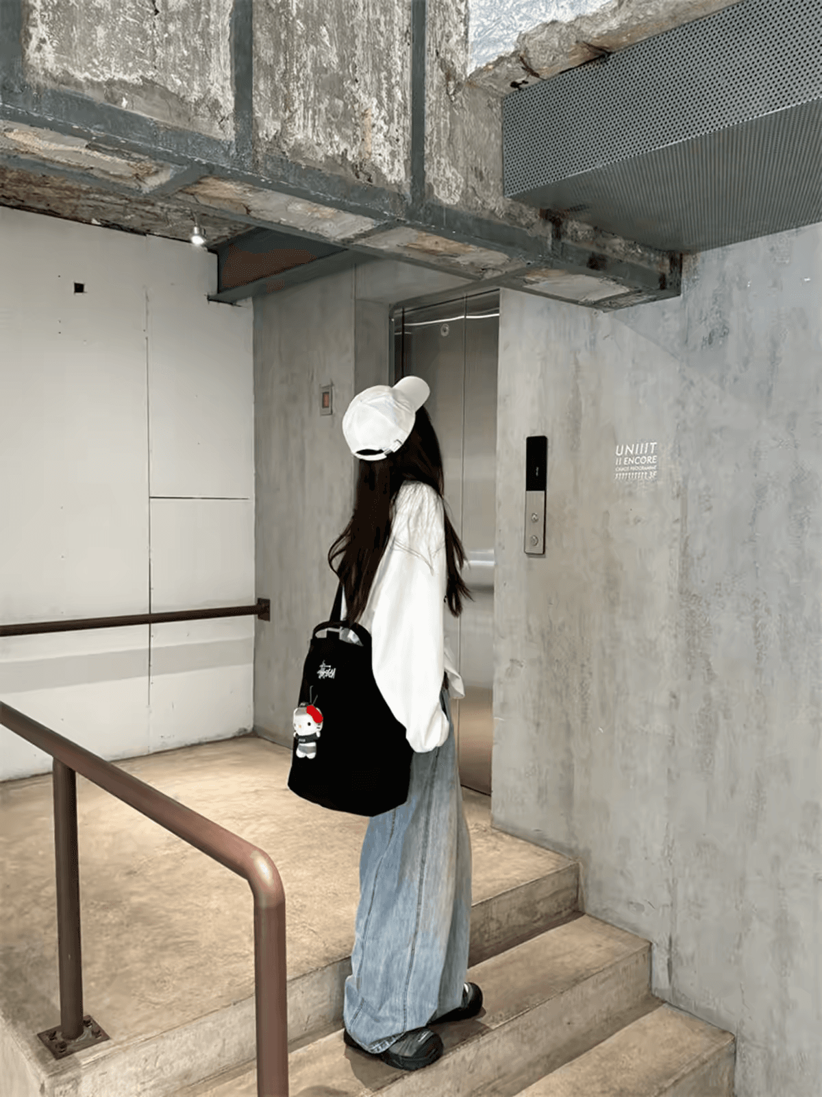 순면 개성 프린트 긴팔 티셔츠 여성 화이트 배색 미니멀리즘 인사이드 가져 가라. 고급 센스 만나는 맨위 뭉치 구두 상세 이미지 4