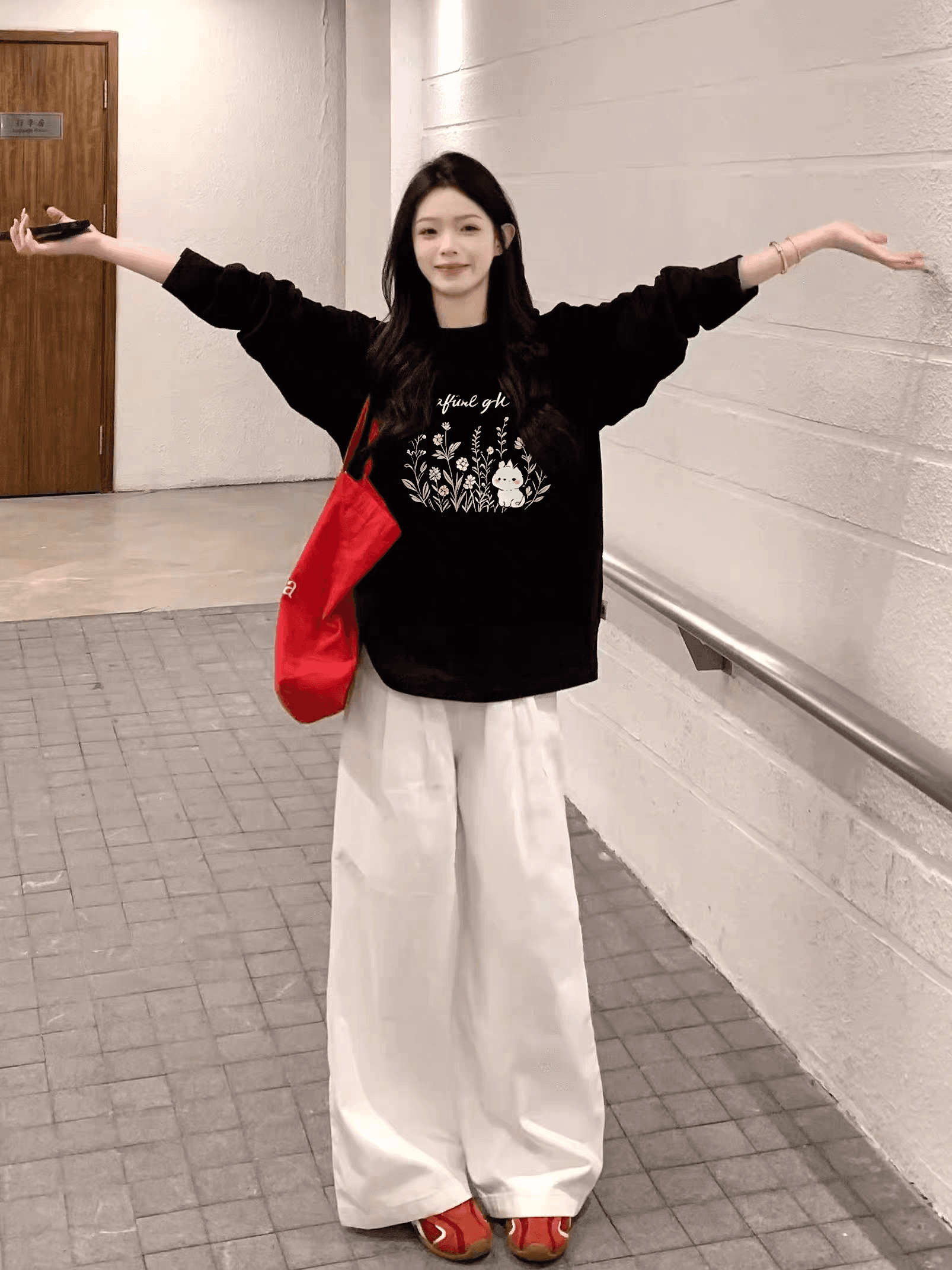 화이트 순면 토끼 긴팔 티셔츠 여성 봄 가을 새로운 루즈핏 느긋한 바람 디자인 센스 작은 대중 기본 셔츠 맨위