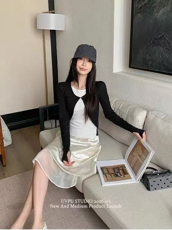 uvpu 흑인과 백인 단추 한 알 페이크 레이어드 여성 2026 가을 새로운 미니멀리즘 고급 센스 페이크 레이어드 몸매 가꾸기 배색 의류 이미지 2