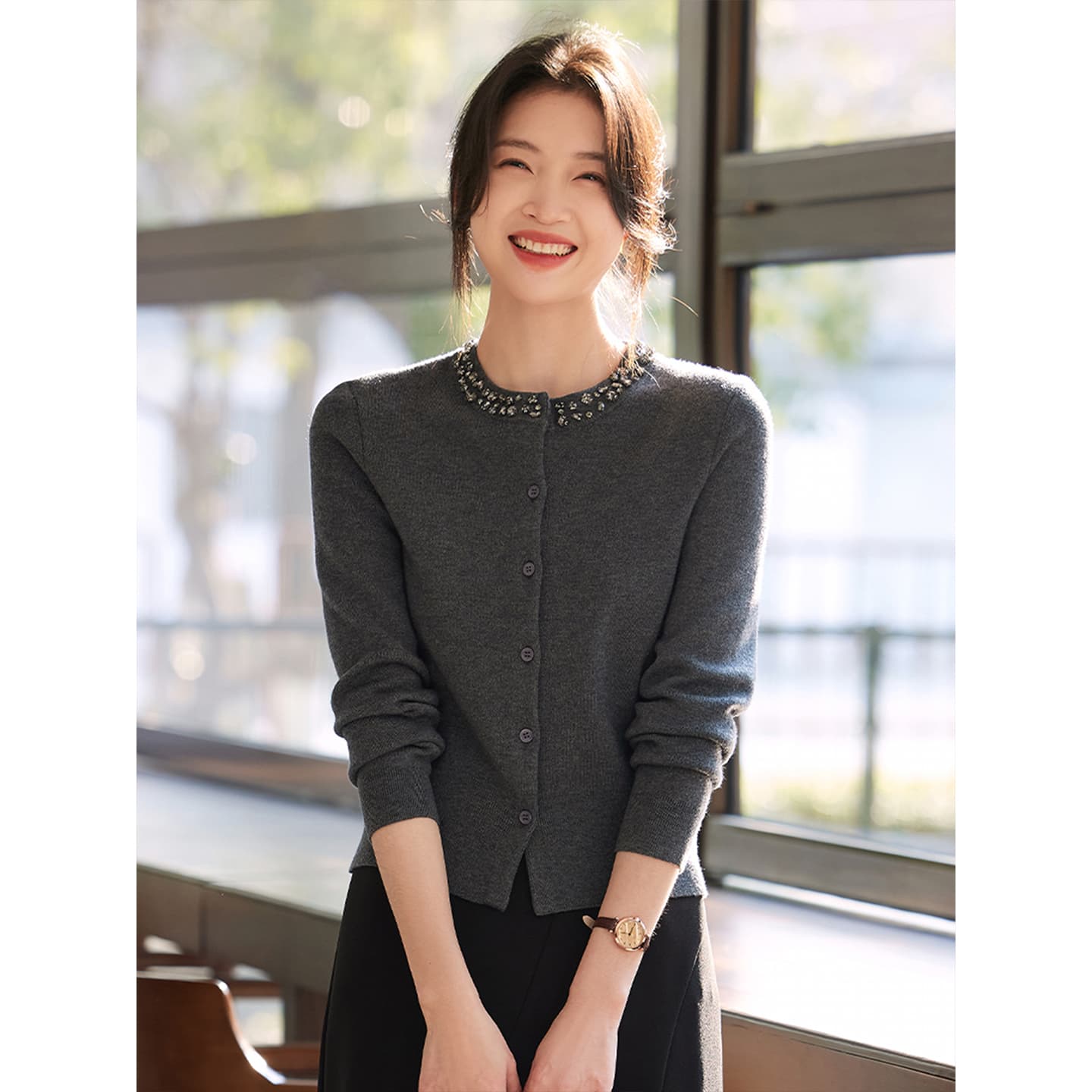 2026 가을 연령 감소 프랑스식 작은 샤넬 스타일 무거운 작업 비즈 박기 디자인 라운드 넥 니트 오픈 가디건 여성 출퇴근 긴팔 맨위 이미지 2