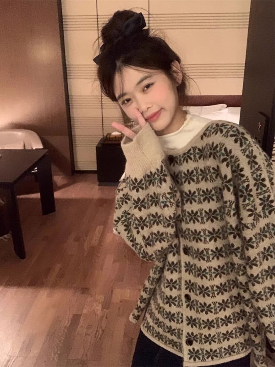 가을 겨울 레트로 센 부서 2026 새로운 루즈핏 패션 다용도 꽃 라운드 넥 싱글 줄 버튼 작은 대중 긴팔 스웨터 여자 상세 이미지 4