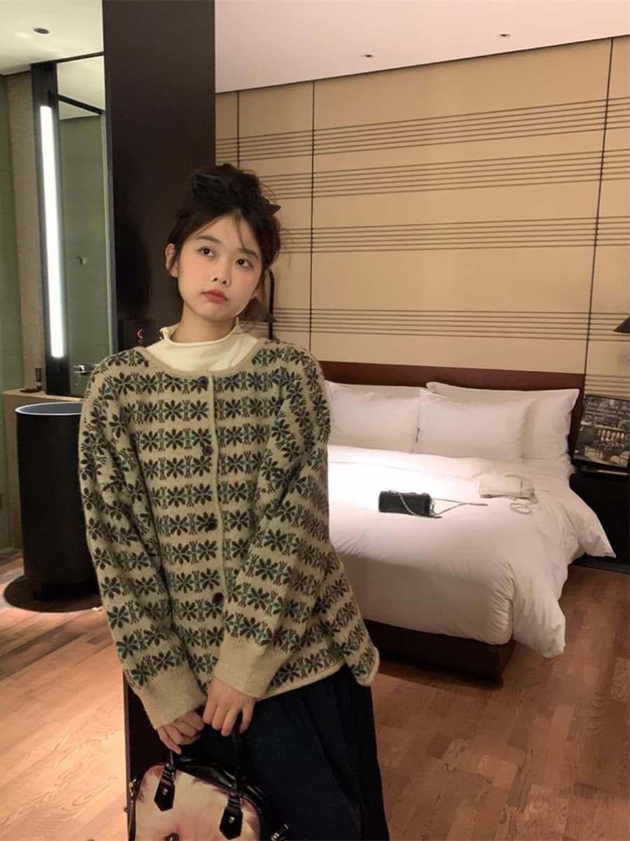 가을 겨울 레트로 센 부서 2026 새로운 루즈핏 패션 다용도 꽃 라운드 넥 싱글 줄 버튼 작은 대중 긴팔 스웨터 여자 상세 이미지 8