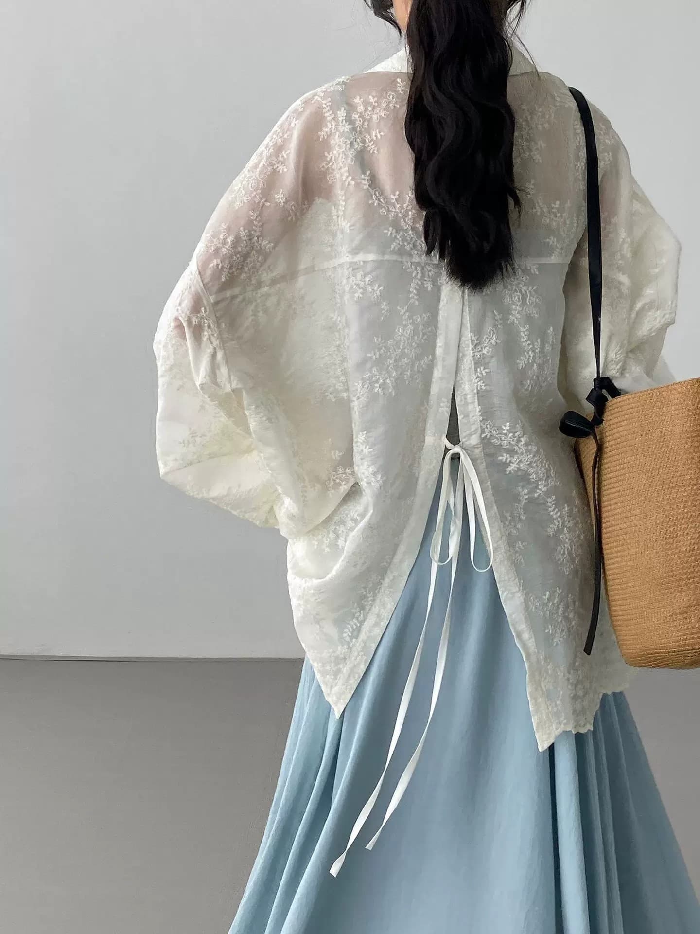 가을 의상 새로운 빅 사이즈 여성 의류 외부 가져 가라. 자외선 차단 긴팔 셔츠 뒤로 홀로우 아웃 레이스업 주간 실크 자수 재킷 상세 이미지 10