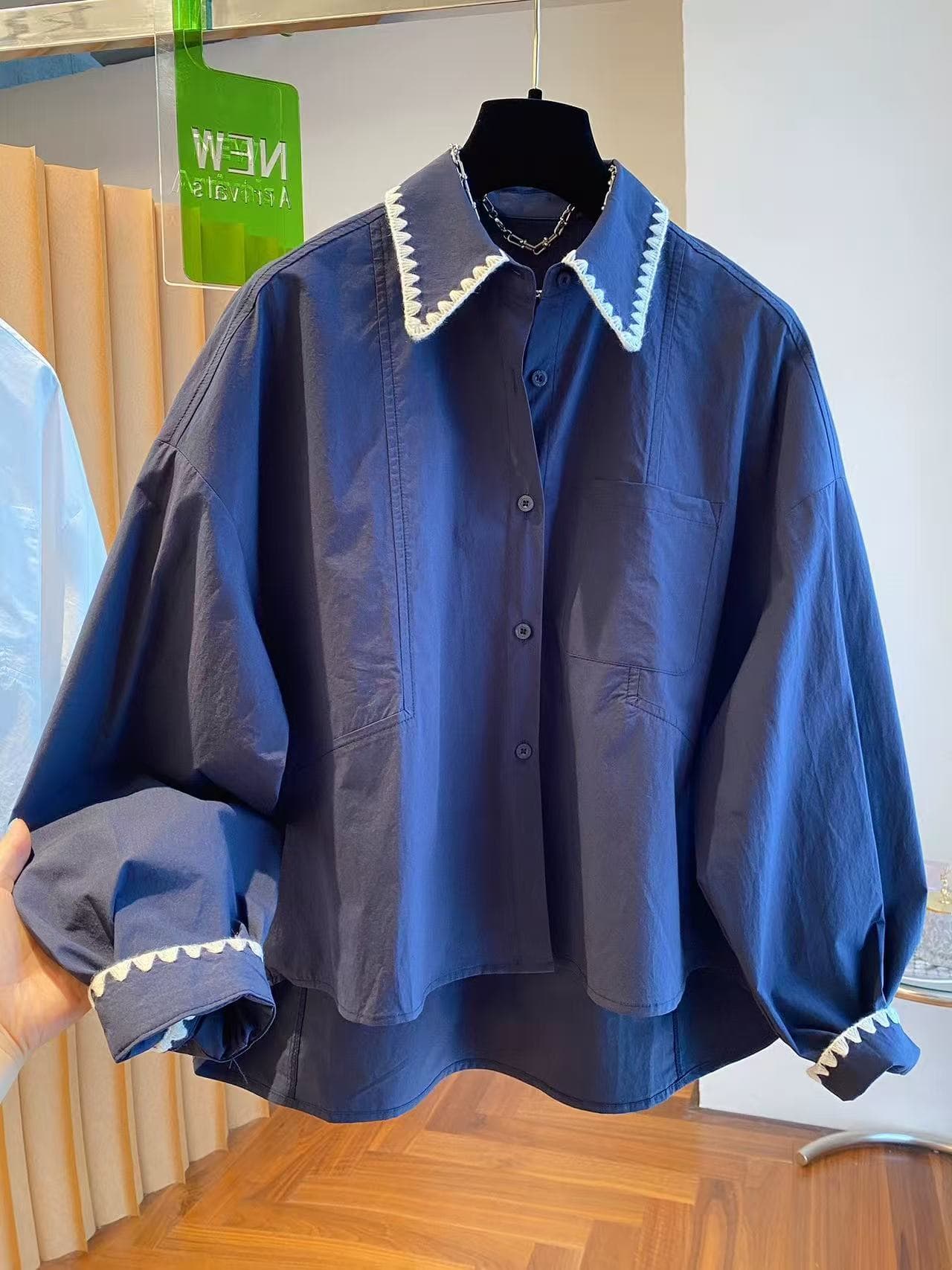 가을 의상 새로운 한국 스타일 자수 배색 패치워크 폴로 칼라 긴팔 여성 셔츠 연령 감소 루즈핏 슬림해 보이는 셔츠 맨위 이미지 2