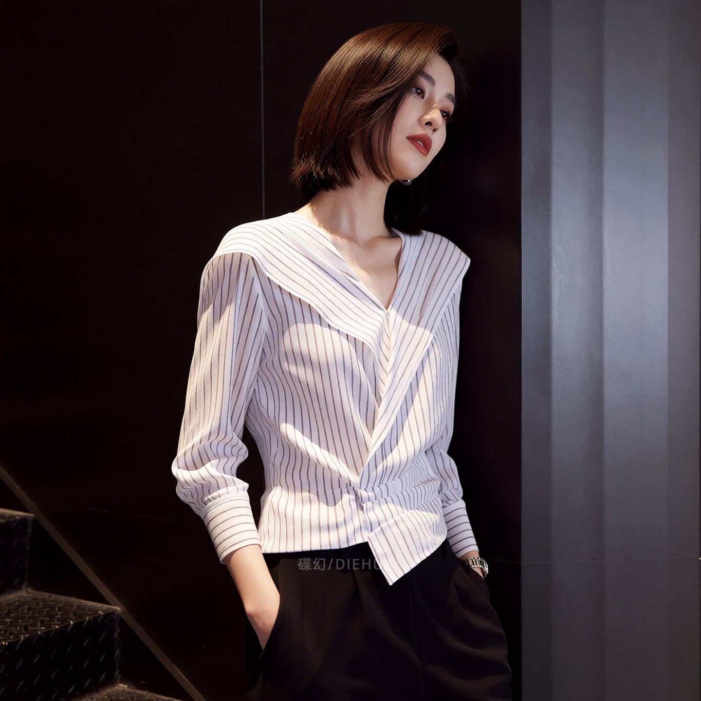 가을 의상 새로운 빛 요리 한 바람 스트라이프 긴팔 여성 셔츠 V넥 허리 수축 세련된 슬림해 보이는 빅 사이즈 인사이드 잡아라. 의류 상세 이미지 7
