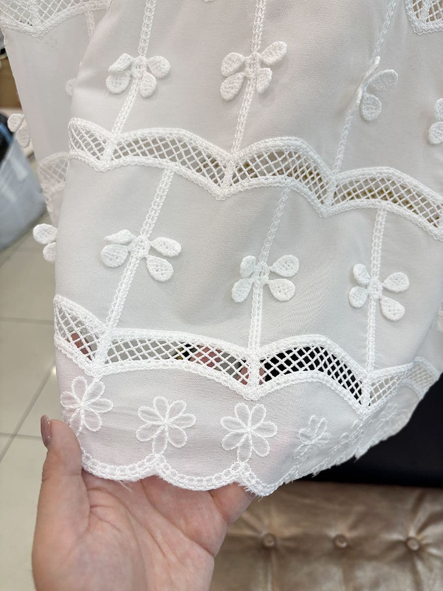 여름 새로운 단색 자수 홀로우 아웃 연령 감소 민소매 조끼 여성 품격 다용도 얇은 스타일 작은 셔츠 상세 이미지 4