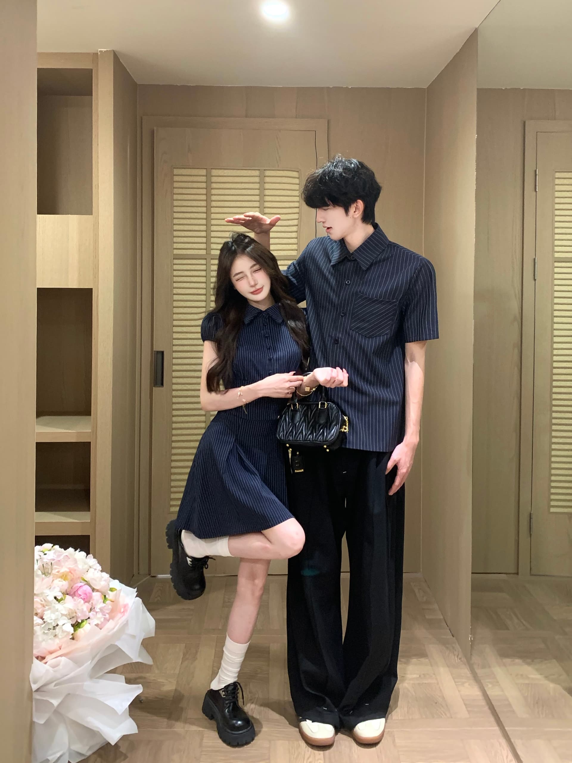 실사 커플룩 여름 새로운 스트라이프 miu 부서 학원 스타일 여성 인터넷 유명인 드레스 남자 반팔 셔츠 이미지 3