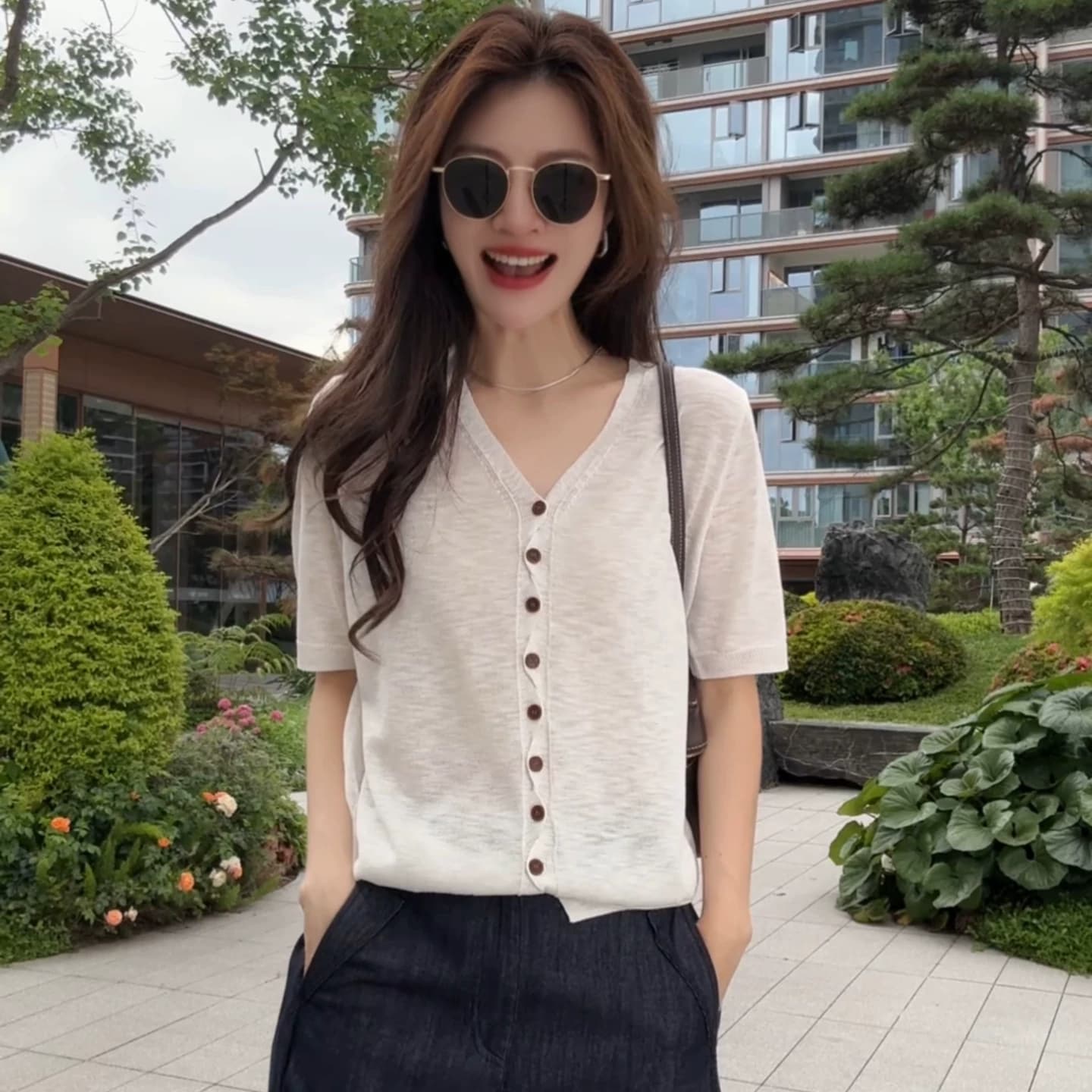 얼음 실크 얇은 스타일 V넥 반팔 니트 스웨터 여성 여름 2026 새로운 불규칙 디자인 센스 단추 Chic 맨위