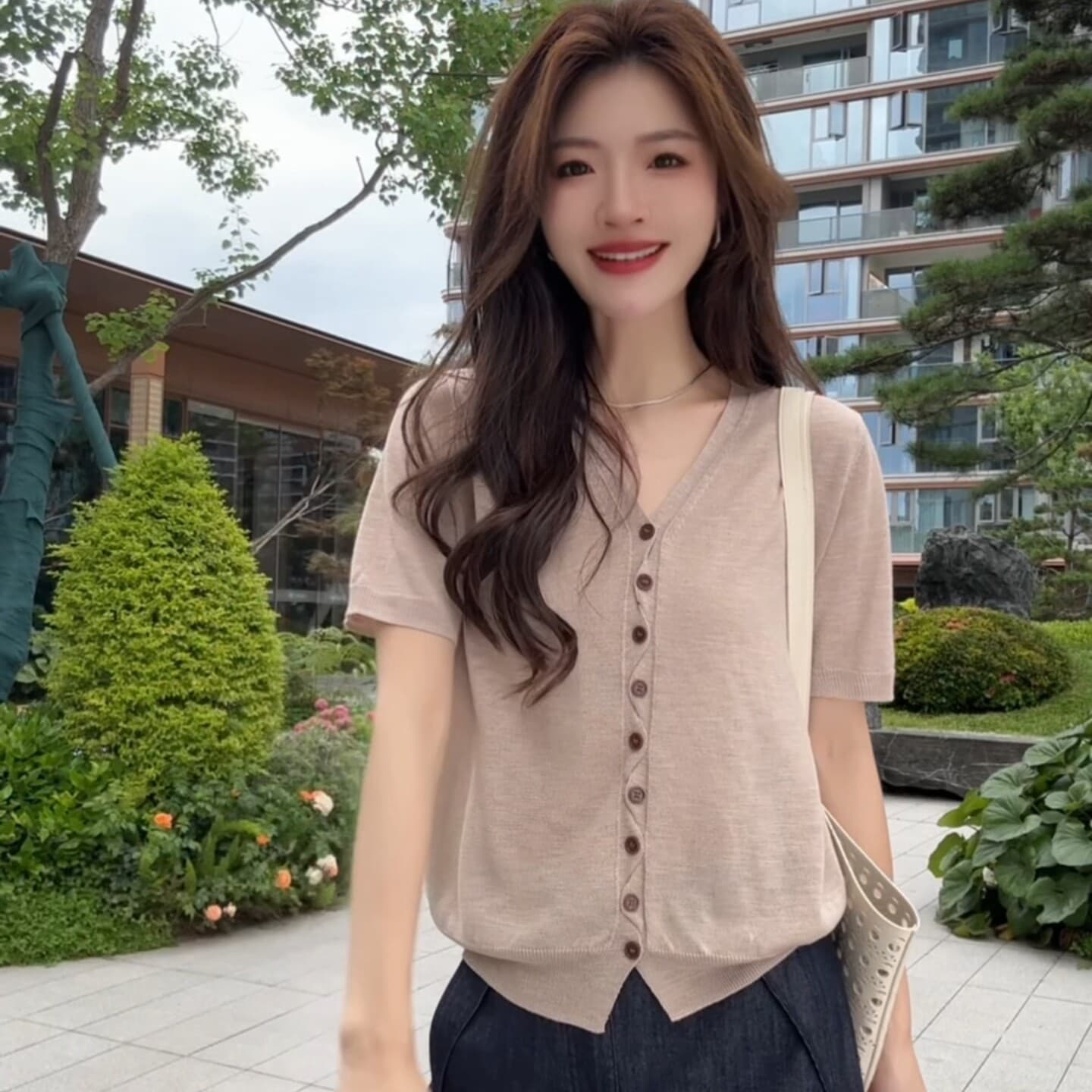 얼음 실크 얇은 스타일 V넥 반팔 니트 스웨터 여성 여름 2026 새로운 불규칙 디자인 센스 단추 Chic 맨위 이미지 4
