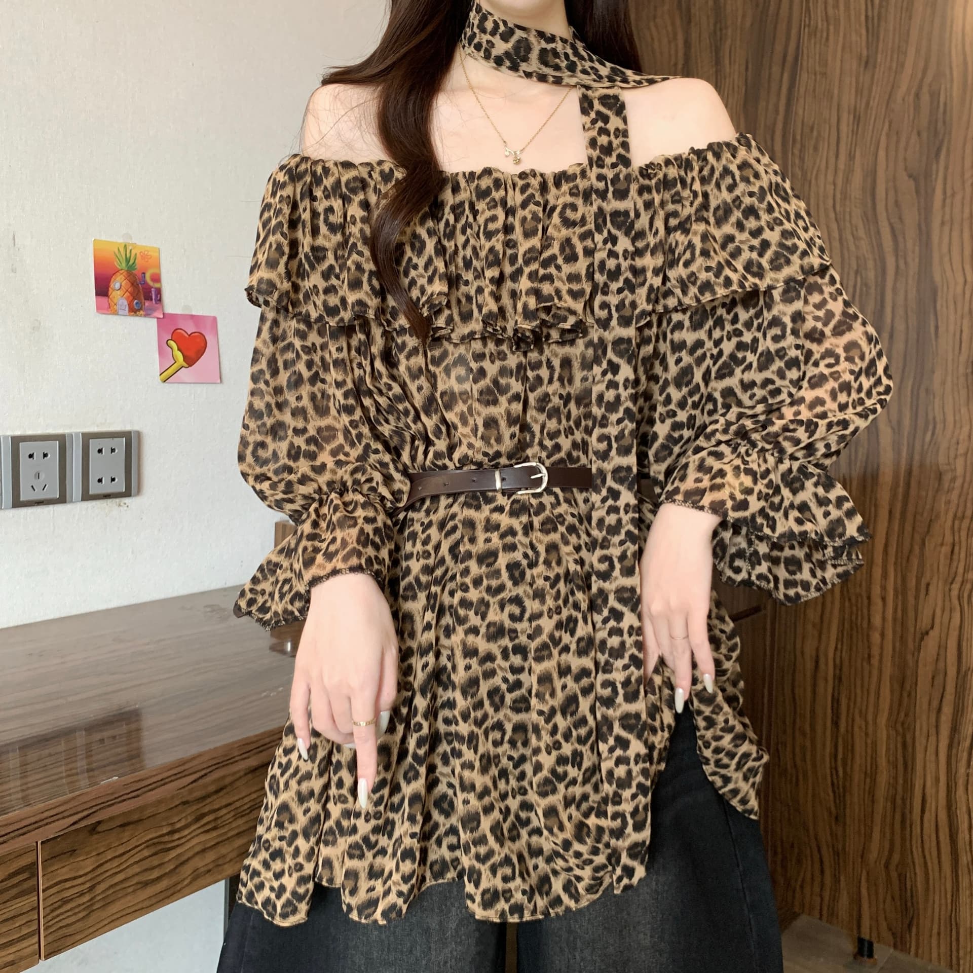 빅 사이즈 여성 의류 튀김 거리 연령 감소 레오파드 무늬 프릴 오프숄더 여성 셔츠 여름 새로운 프랑스식 반팔 맨위 상세 이미지 4