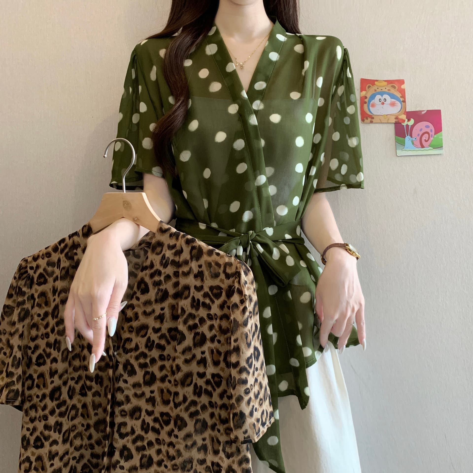 빅 사이즈 여성 의류 레오파드 무늬 프린트 V넥 여성 셔츠 여름 지방 mm 디자인 센스 허리 수축 레이스업 슬림해 보이는 맨위 트렌디 이미지 3