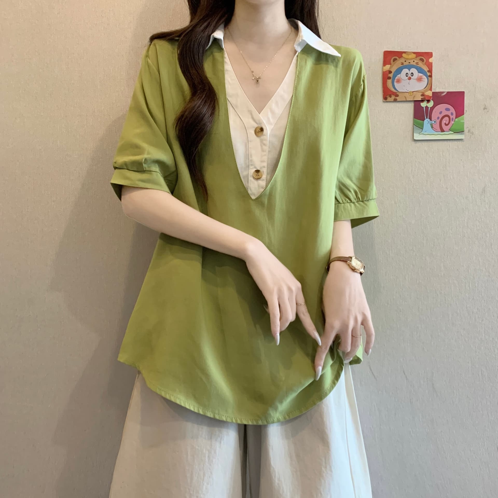 페이크 레이어드 배색 패치워크 V넥 반팔 여성 셔츠 여름 빅 사이즈 지방 mm 루즈핏 표지 배 고급 센스 맨위 상세 이미지 2