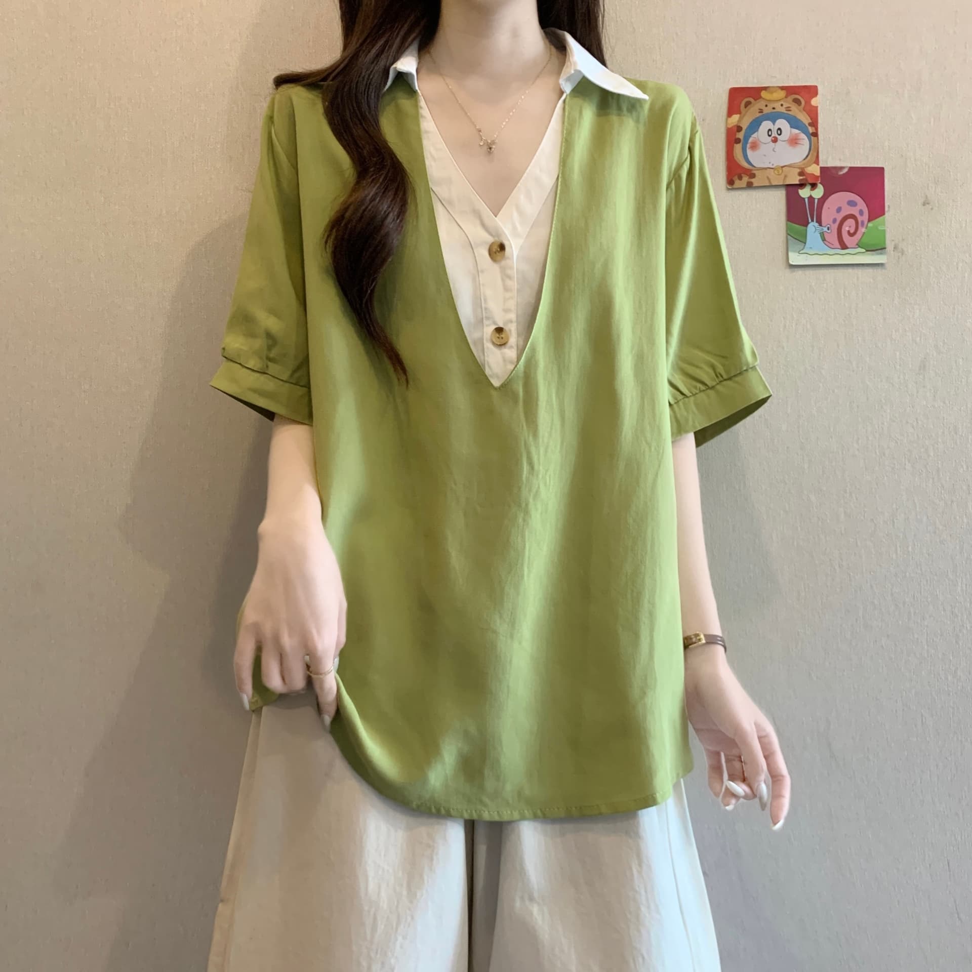 페이크 레이어드 배색 패치워크 V넥 반팔 여성 셔츠 여름 빅 사이즈 지방 mm 루즈핏 표지 배 고급 센스 맨위 상세 이미지 3