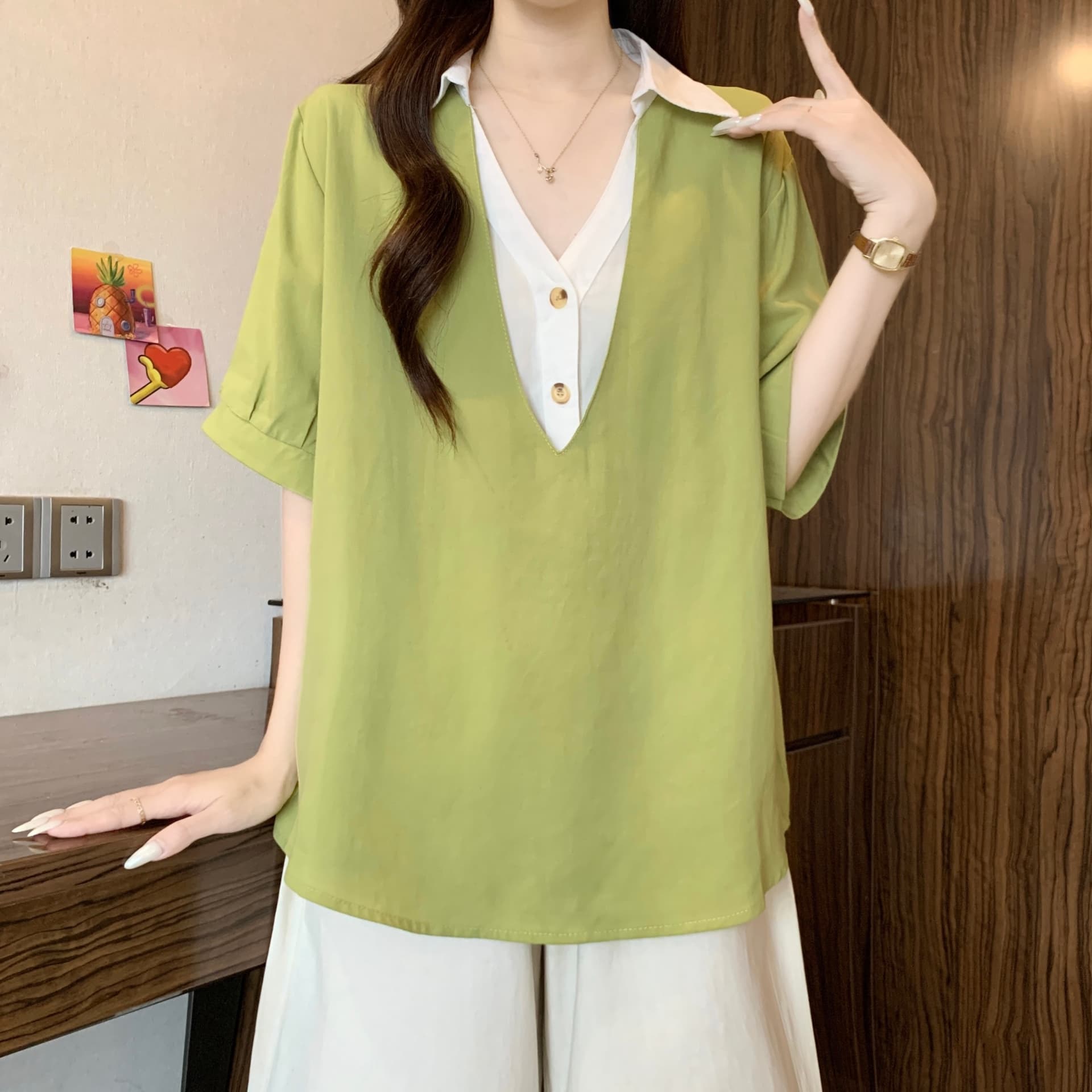 페이크 레이어드 배색 패치워크 V넥 반팔 여성 셔츠 여름 빅 사이즈 지방 mm 루즈핏 표지 배 고급 센스 맨위 상세 이미지 5