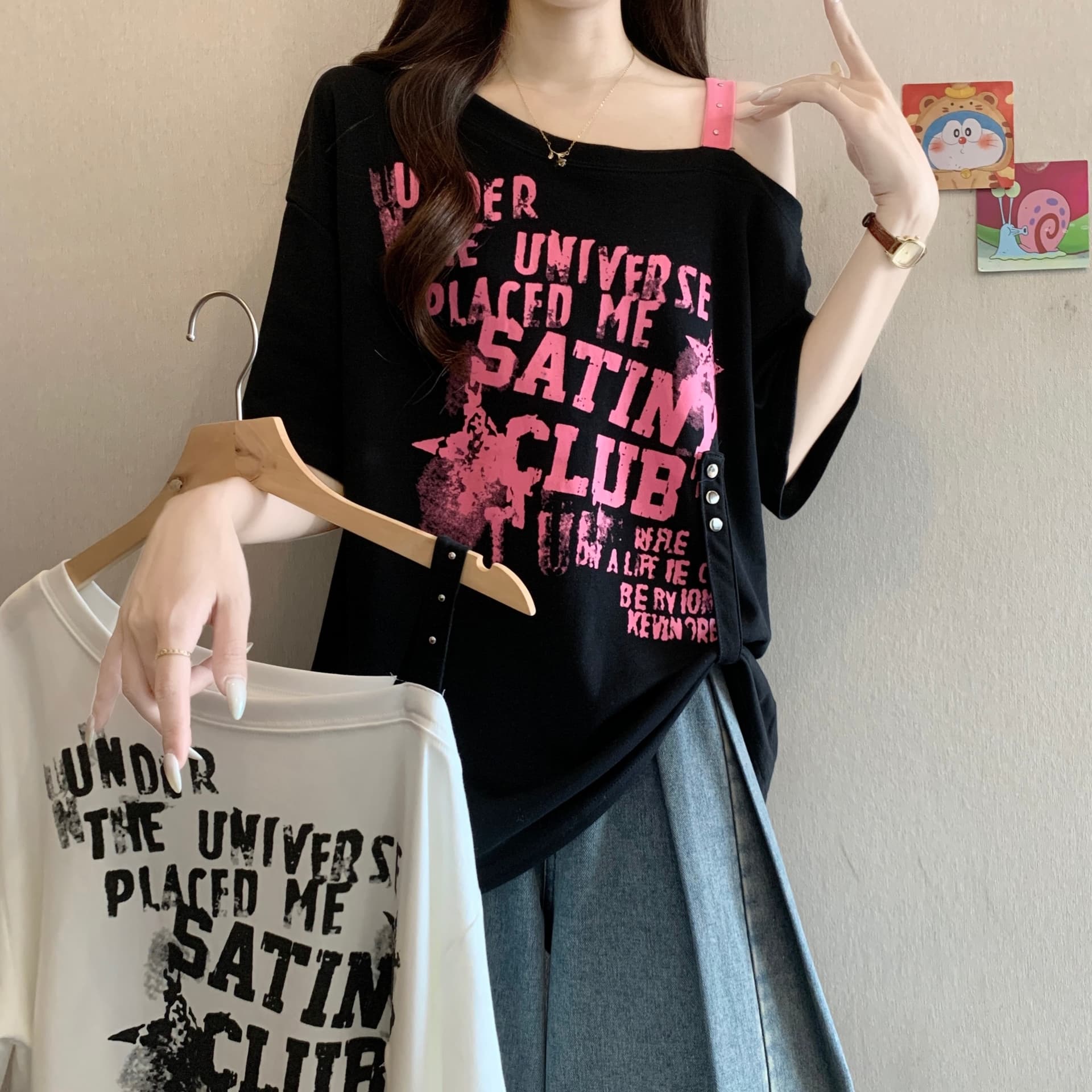 빅 사이즈 여성 의류 알파벳 프린트 비스듬한 칼라 오프숄더 티셔츠 반팔 여성 여름 풀오버 루즈핏 중간 길이 슬림해 보이는 맨위 상세 이미지 4
