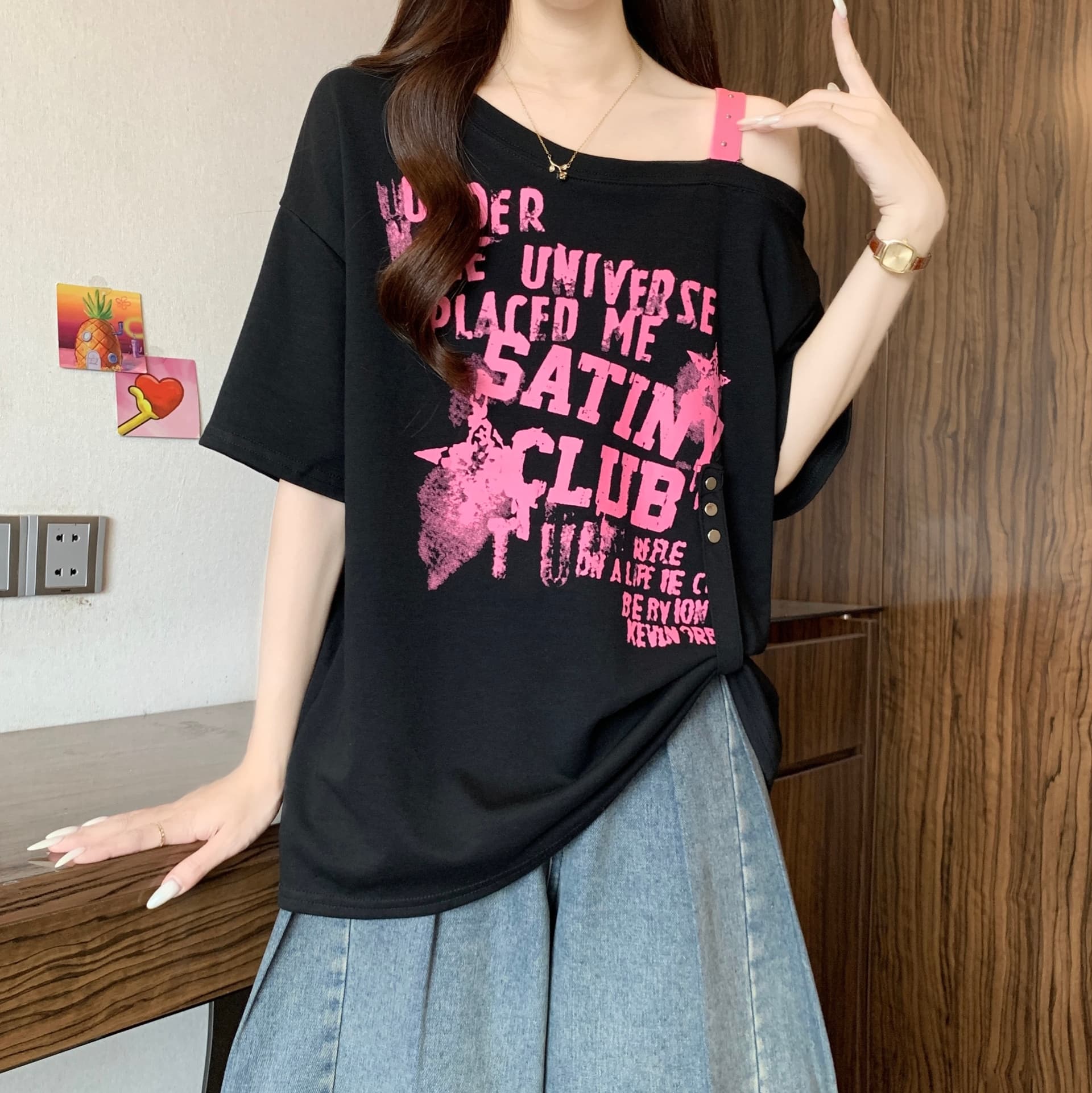 빅 사이즈 여성 의류 알파벳 프린트 비스듬한 칼라 오프숄더 티셔츠 반팔 여성 여름 풀오버 루즈핏 중간 길이 슬림해 보이는 맨위 상세 이미지 5