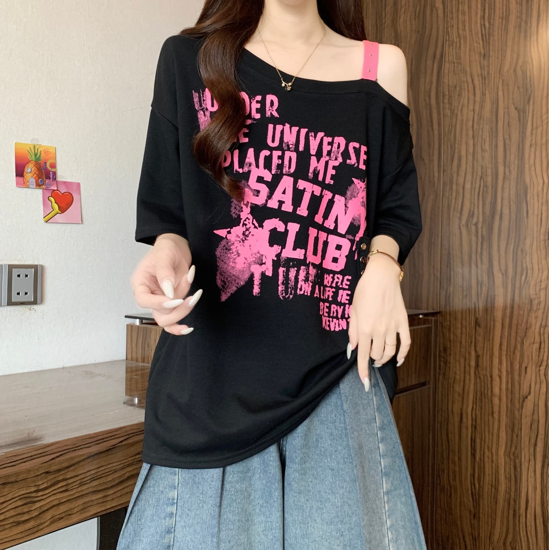 빅 사이즈 여성 의류 알파벳 프린트 비스듬한 칼라 오프숄더 티셔츠 반팔 여성 여름 풀오버 루즈핏 중간 길이 슬림해 보이는 맨위 상세 이미지 6