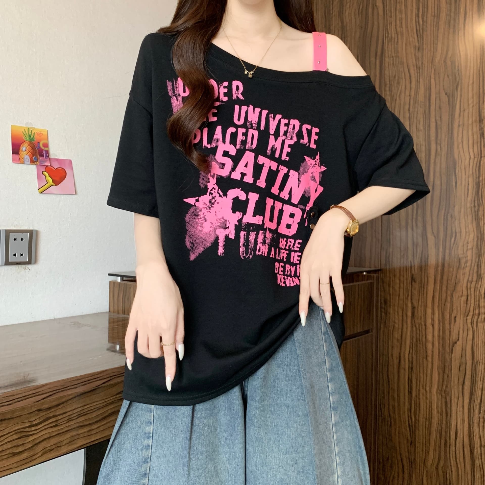 빅 사이즈 여성 의류 알파벳 프린트 비스듬한 칼라 오프숄더 티셔츠 반팔 여성 여름 풀오버 루즈핏 중간 길이 슬림해 보이는 맨위 상세 이미지 7