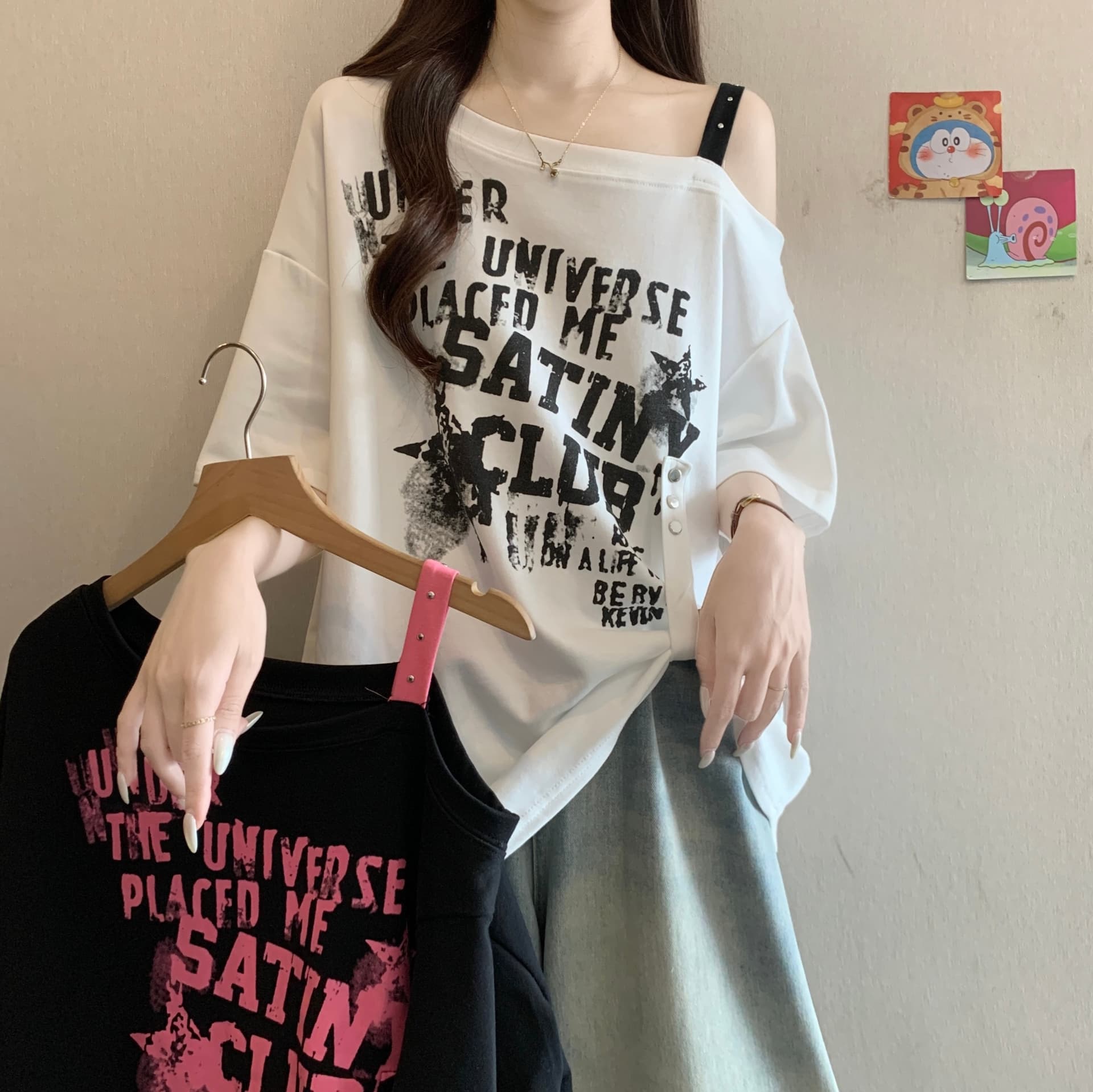 빅 사이즈 여성 의류 알파벳 프린트 비스듬한 칼라 오프숄더 티셔츠 반팔 여성 여름 풀오버 루즈핏 중간 길이 슬림해 보이는 맨위 상세 이미지 14
