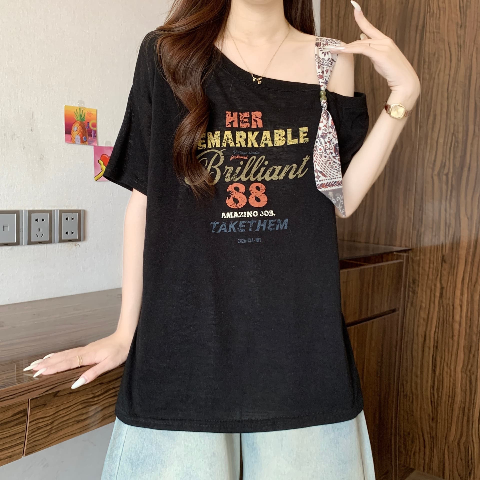 빅 사이즈 여성 의류 비스듬한 어깨 칼라 레이스업 알파벳 프린트 반팔 티셔츠 여성 여름 새로운 통통한 여동생 루즈핏 다용도 맨위 상세 이미지 15