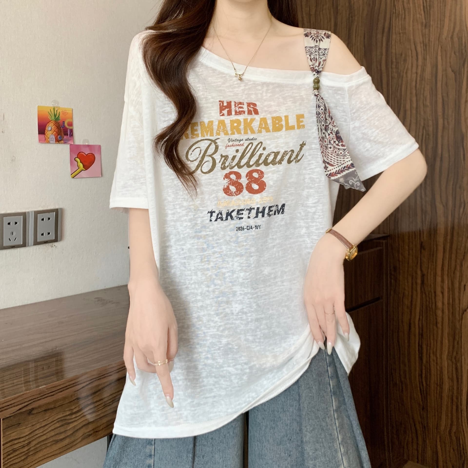 빅 사이즈 여성 의류 비스듬한 어깨 칼라 레이스업 알파벳 프린트 반팔 티셔츠 여성 여름 새로운 통통한 여동생 루즈핏 다용도 맨위 상세 이미지 27