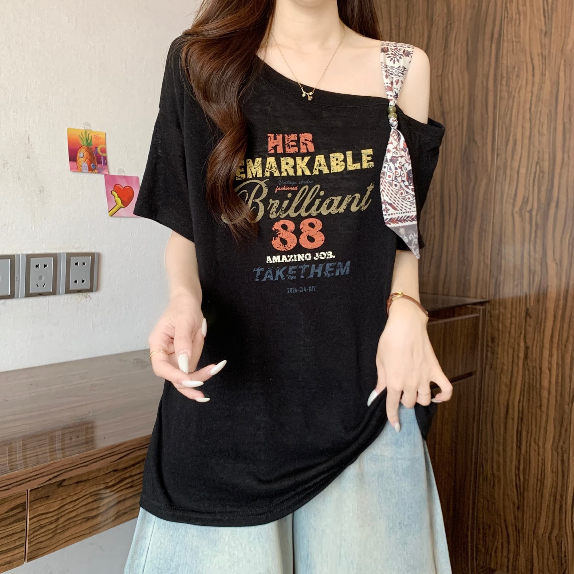 빅 사이즈 여성 의류 비스듬한 어깨 칼라 레이스업 알파벳 프린트 반팔 티셔츠 여성 여름 새로운 통통한 여동생 루즈핏 다용도 맨위 상세 이미지 16