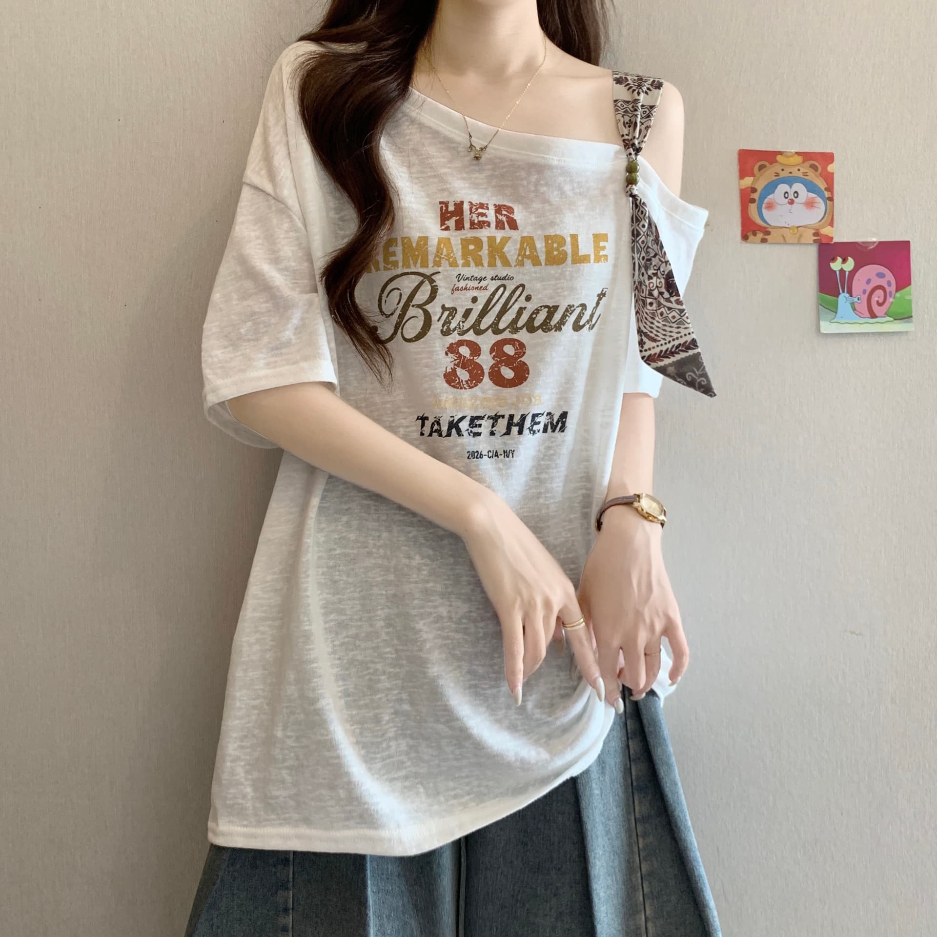 빅 사이즈 여성 의류 비스듬한 어깨 칼라 레이스업 알파벳 프린트 반팔 티셔츠 여성 여름 새로운 통통한 여동생 루즈핏 다용도 맨위 상세 이미지 22