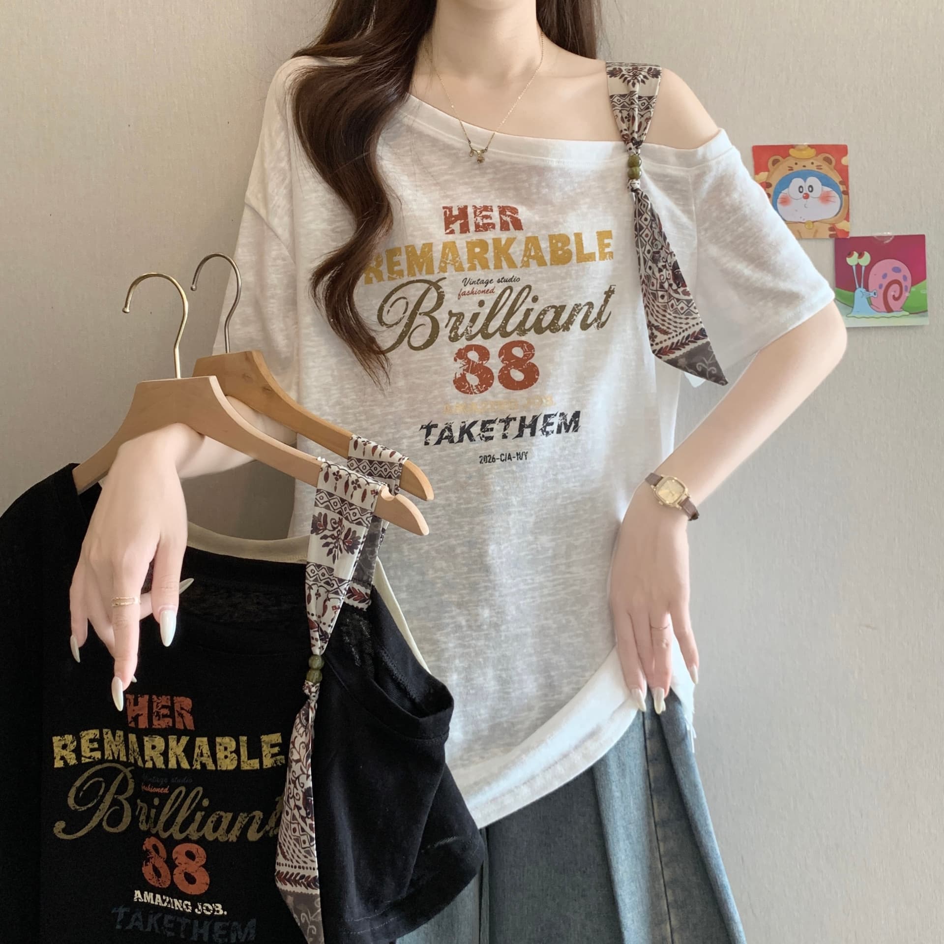 빅 사이즈 여성 의류 비스듬한 어깨 칼라 레이스업 알파벳 프린트 반팔 티셔츠 여성 여름 새로운 통통한 여동생 루즈핏 다용도 맨위 이미지 5