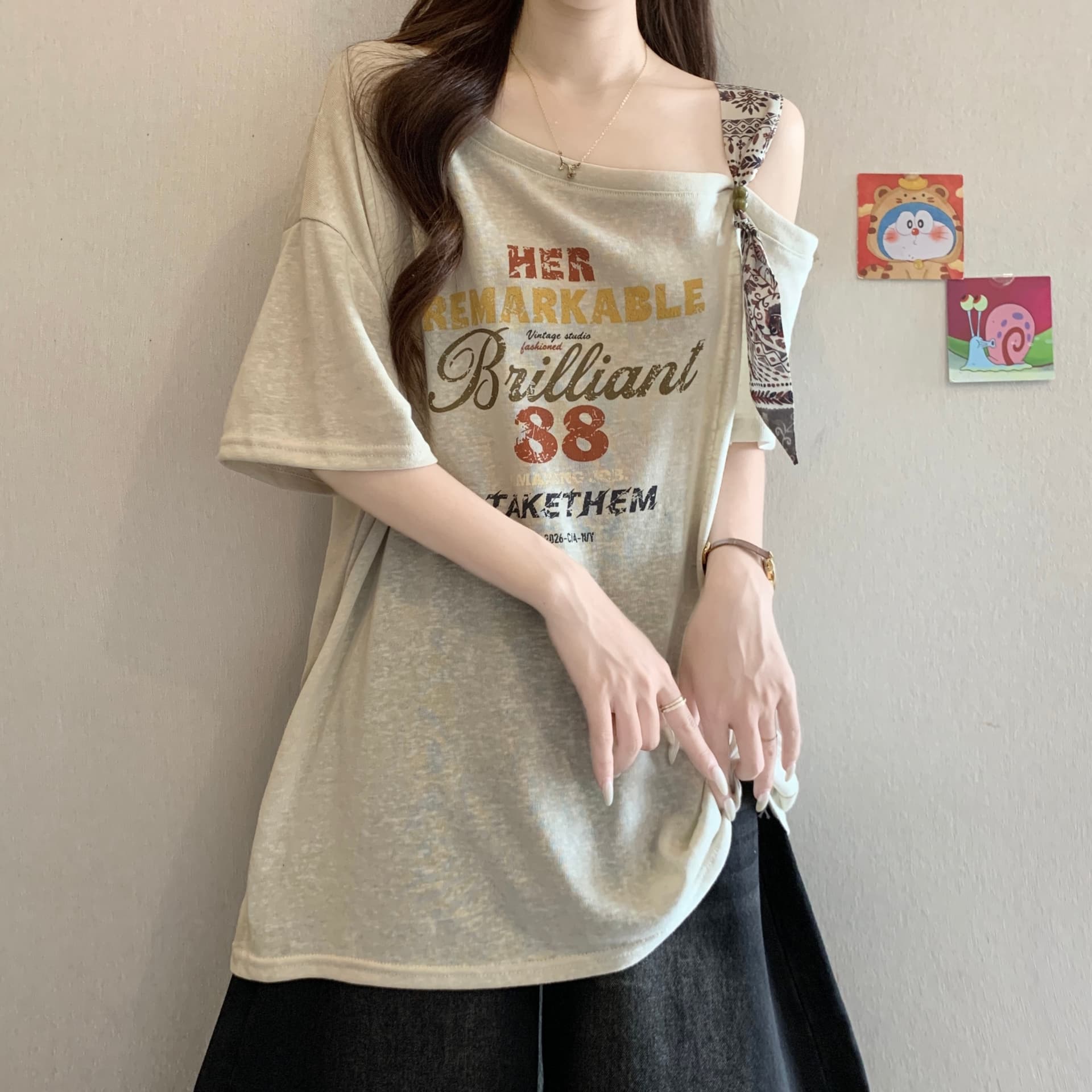 빅 사이즈 여성 의류 비스듬한 어깨 칼라 레이스업 알파벳 프린트 반팔 티셔츠 여성 여름 새로운 통통한 여동생 루즈핏 다용도 맨위 상세 이미지 2