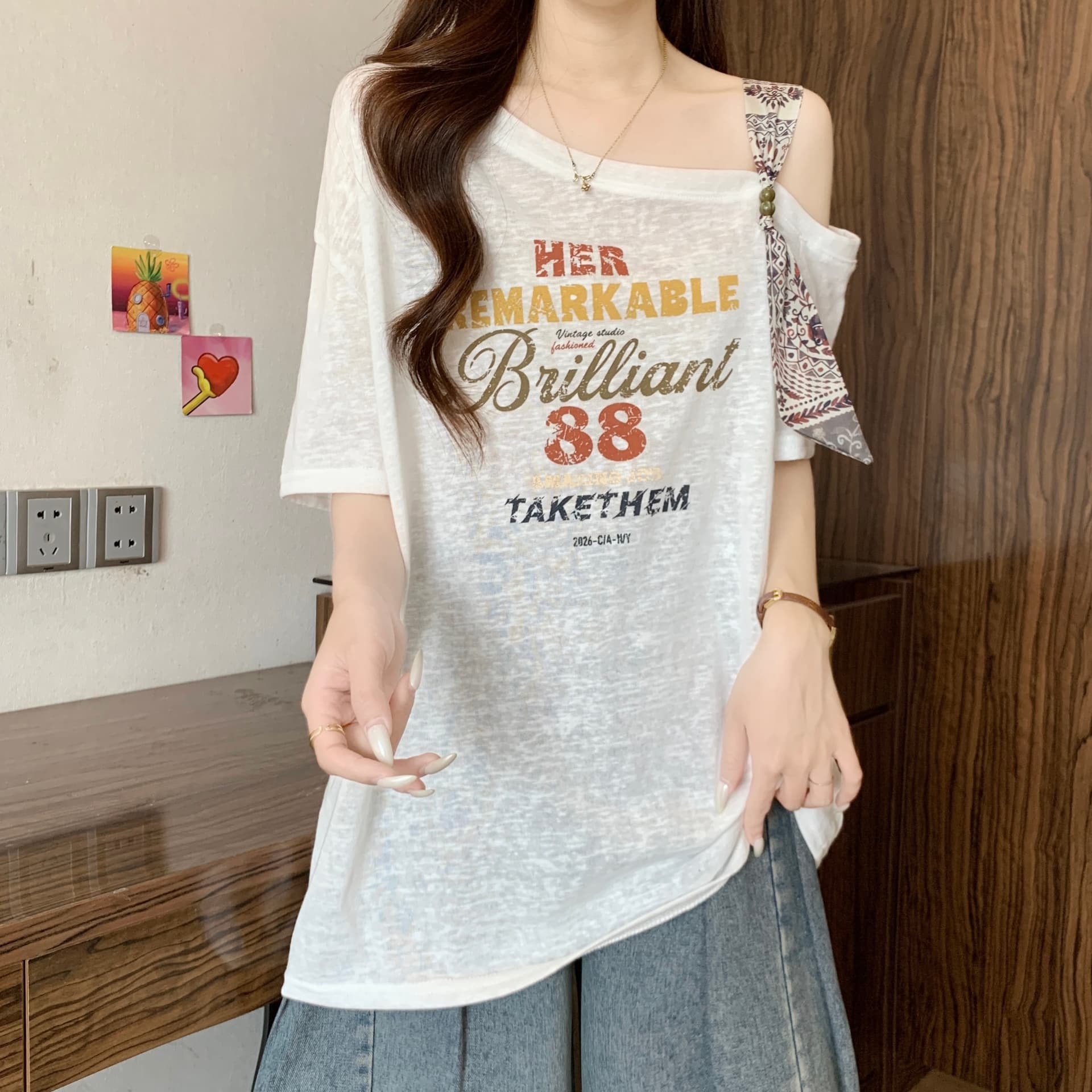 빅 사이즈 여성 의류 비스듬한 어깨 칼라 레이스업 알파벳 프린트 반팔 티셔츠 여성 여름 새로운 통통한 여동생 루즈핏 다용도 맨위 상세 이미지 26