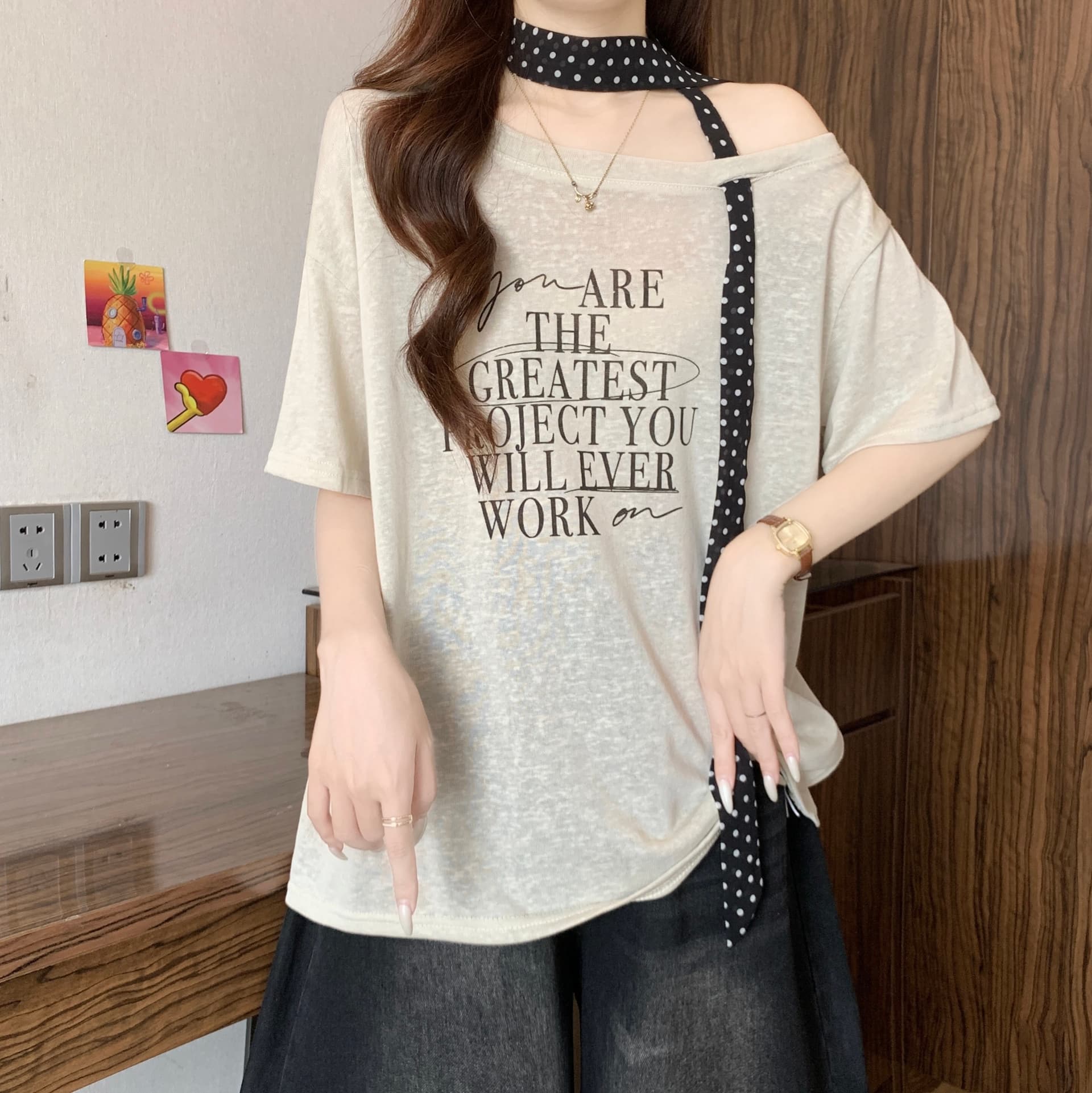 빅 사이즈 여성 의류 비스듬한 어깨 칼라 레이스업 알파벳 프린트 반팔 티셔츠 여성 여름 새로운 통통한 여동생 루즈핏 다용도 맨위 상세 이미지 7