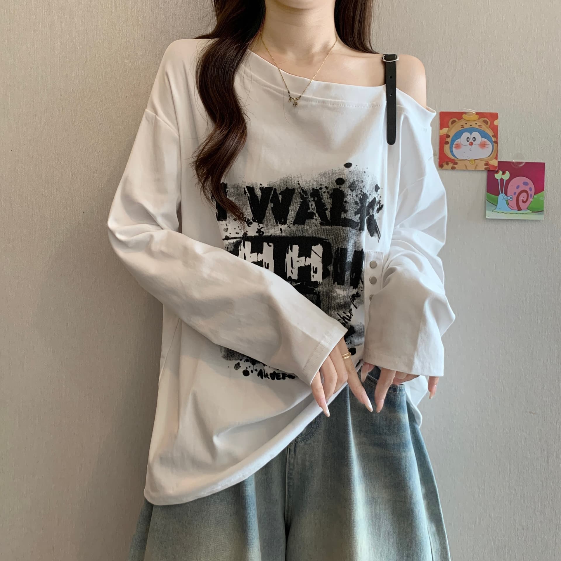 빅 사이즈 아메리칸 낙서 프린트 오프숄더 긴팔 티셔츠 여성 가을 지방 mm 루즈핏 표지 배 디자인 센스 비스듬한 어깨 의류 상세 이미지 2