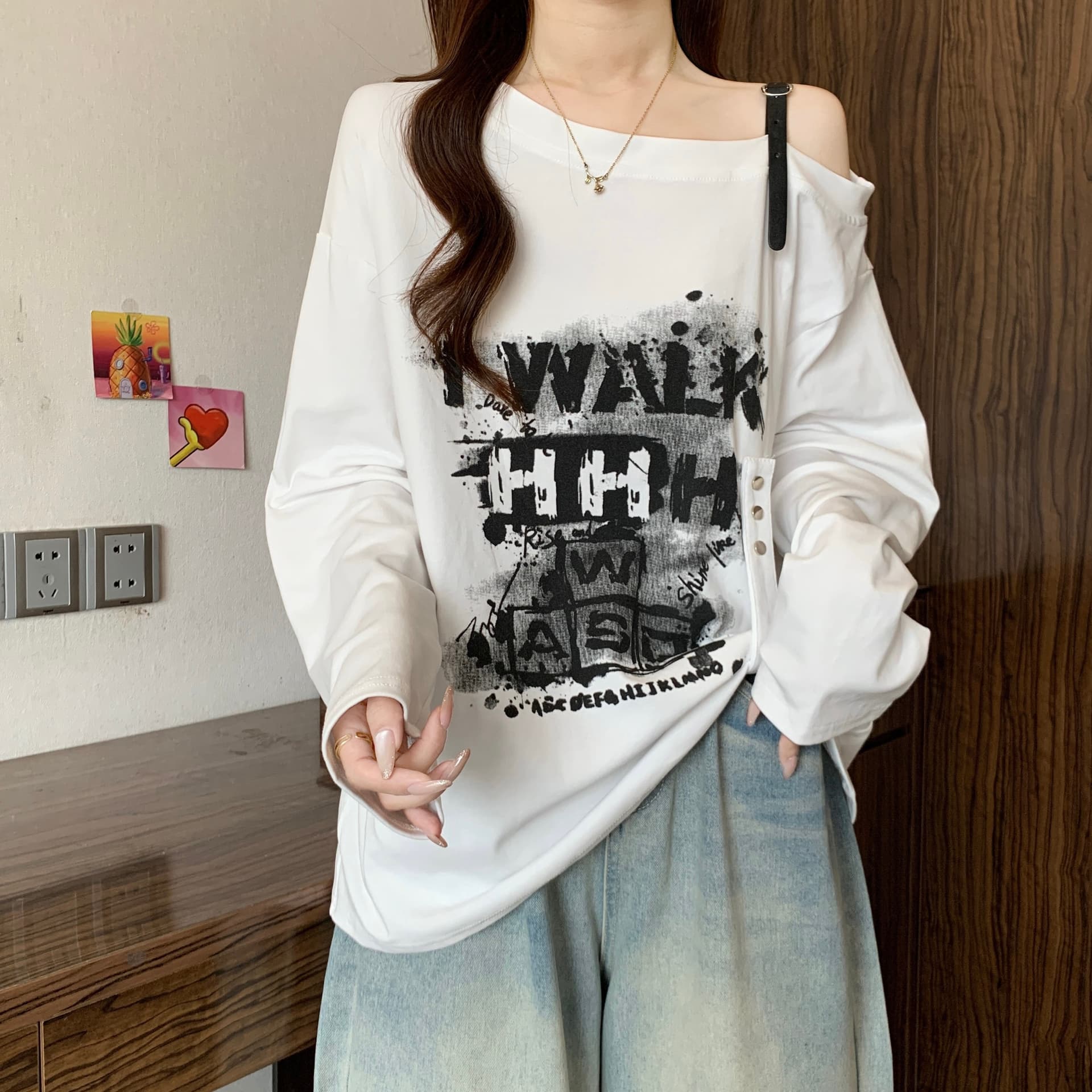 빅 사이즈 아메리칸 낙서 프린트 오프숄더 긴팔 티셔츠 여성 가을 지방 mm 루즈핏 표지 배 디자인 센스 비스듬한 어깨 의류 상세 이미지 6