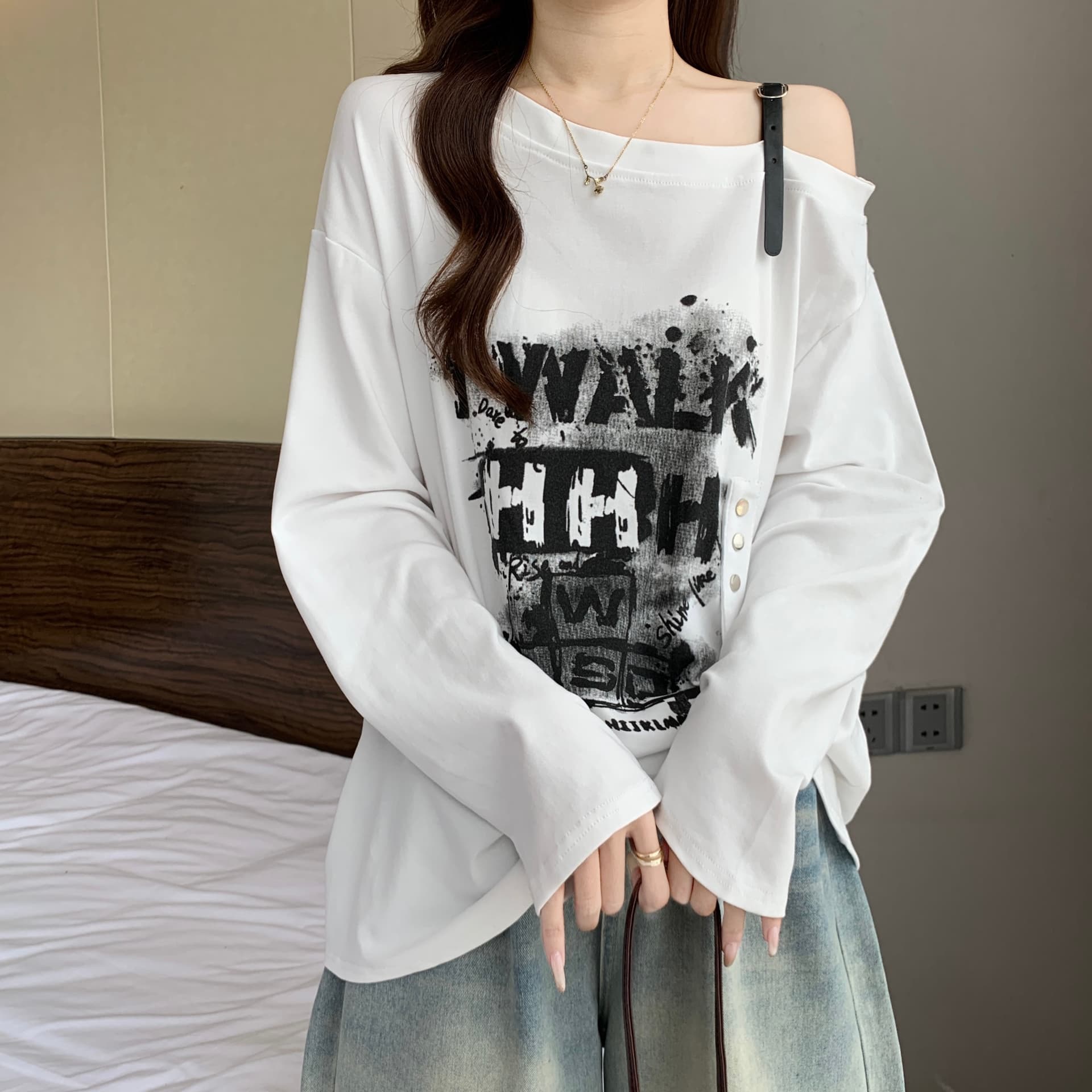 빅 사이즈 아메리칸 낙서 프린트 오프숄더 긴팔 티셔츠 여성 가을 지방 mm 루즈핏 표지 배 디자인 센스 비스듬한 어깨 의류 상세 이미지 8