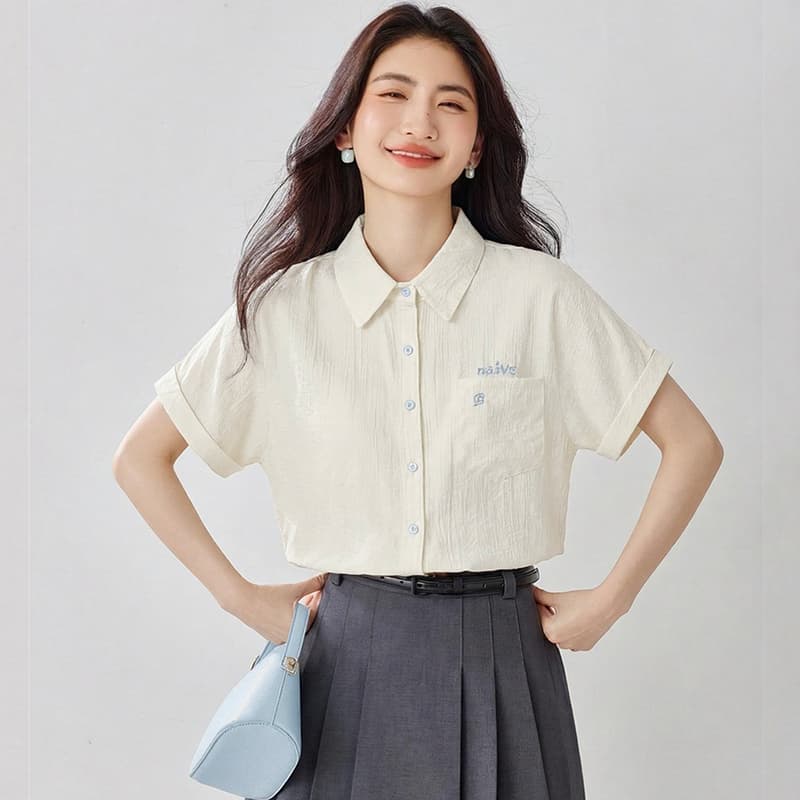 베이지 색 POLO 칼라 반팔 여성 셔츠 2026 여름 새로운 자수 작은 대중 디자인 센스 폴로 칼라 루즈핏 셔츠 맨위 이미지 2