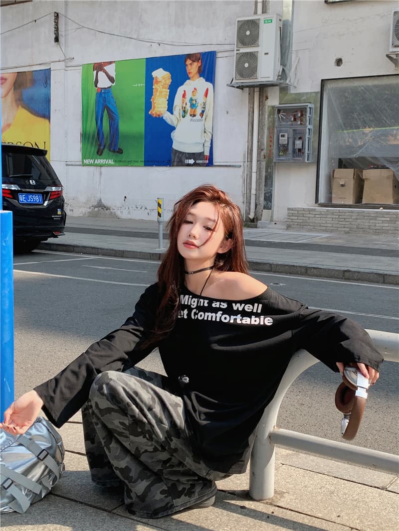 실사 디자인 센스 루즈핏 오프숄더 알파벳 프린트 비스듬한 어깨 긴팔 티셔츠 이미지 3